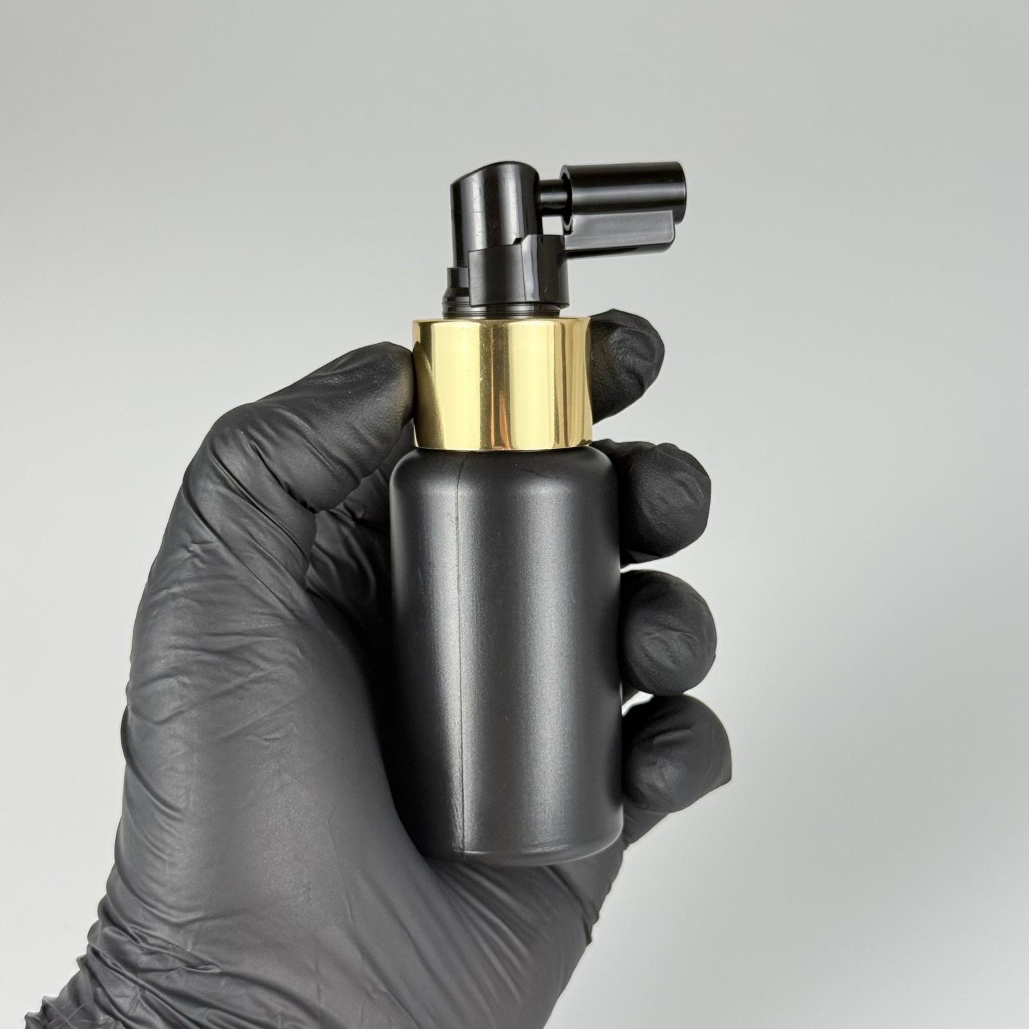 50 CC   SİYAH POLİETİLEN PLASTİK ŞİŞE + SİYAH GAGALI GOLD SPREY TAKIM - 50 ML SPREYLİ SİYAH PLASTİK ŞİŞE