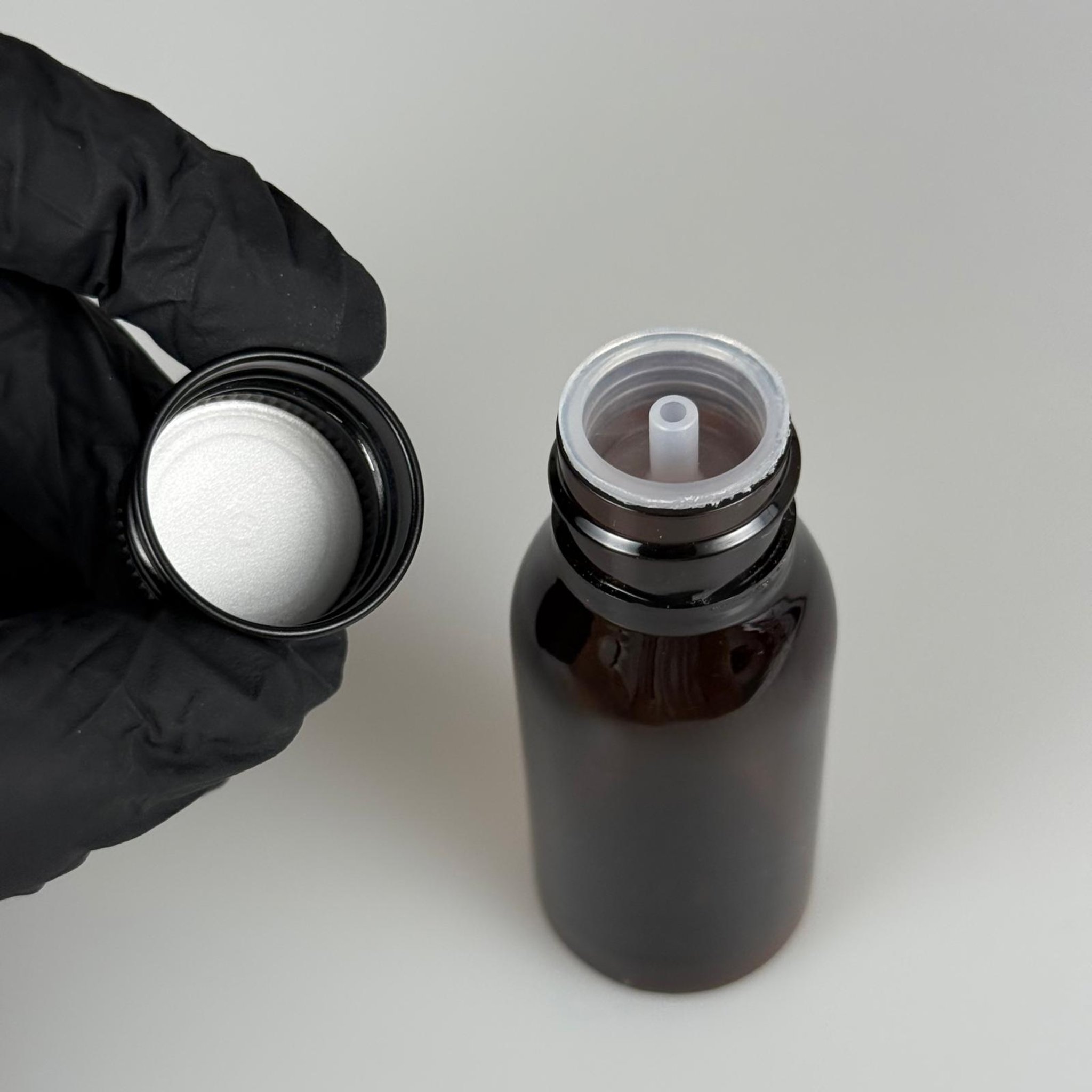 50 CC AMBER SERT MODEL PET ŞİŞE (24 AĞIZ) + KÖPÜK CONTALI SİYAH METAL ALÜMİNYUM KAPAK + KOLONYA TIPALI TAKIM - 50 ML KAPAKLI KAHVERENGİ PLASTİK ŞİŞELER