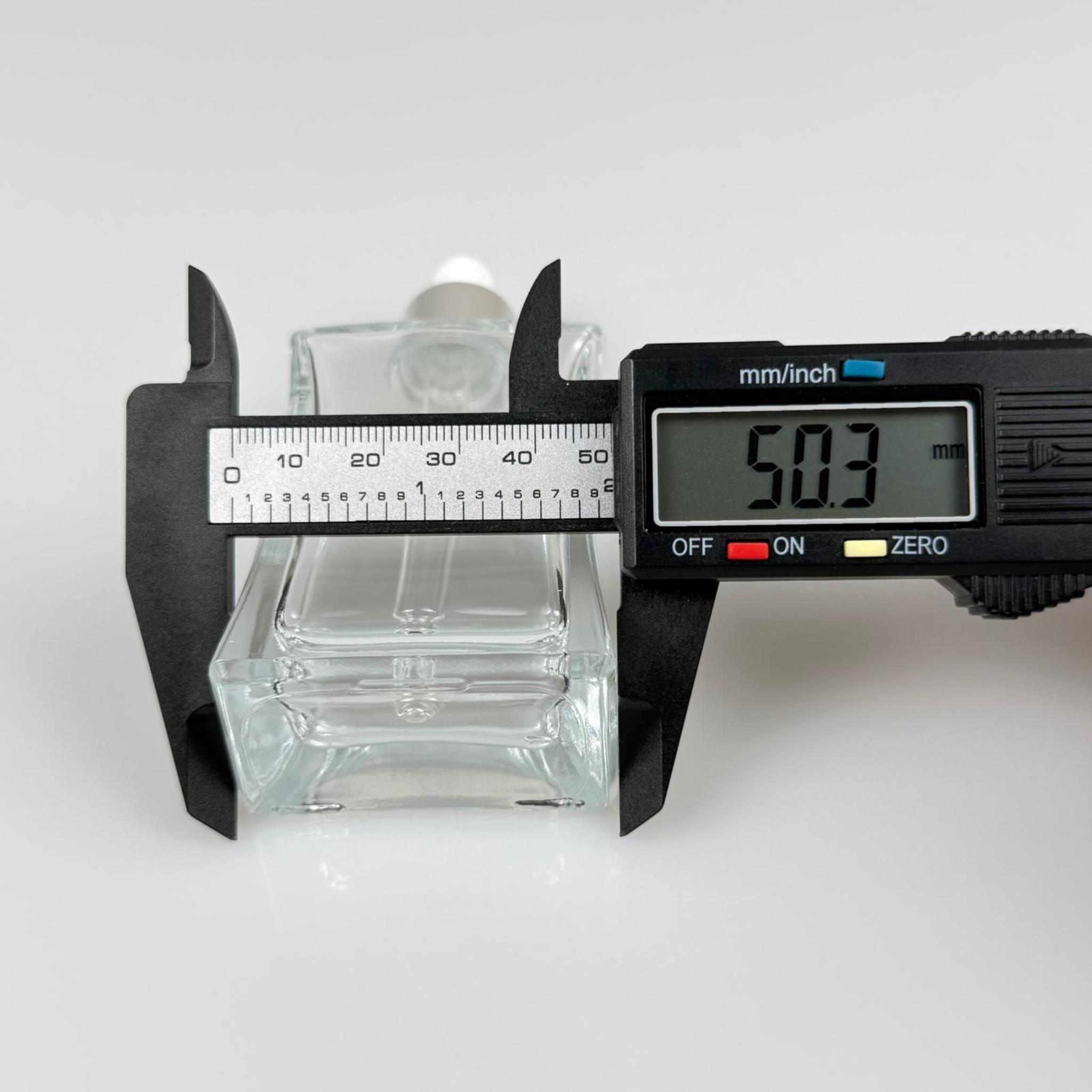 50 CC YASSI DİKDÖRTGEN KÖŞELİ CAM DAMLALIKLI ŞİŞE - BEYAZ EMZİK - GÜMÜŞ METALİK KAPAK - 50 ML CAM DAMLALIKLI ŞİŞE - DAMLALIKLI BOŞ ŞİŞE