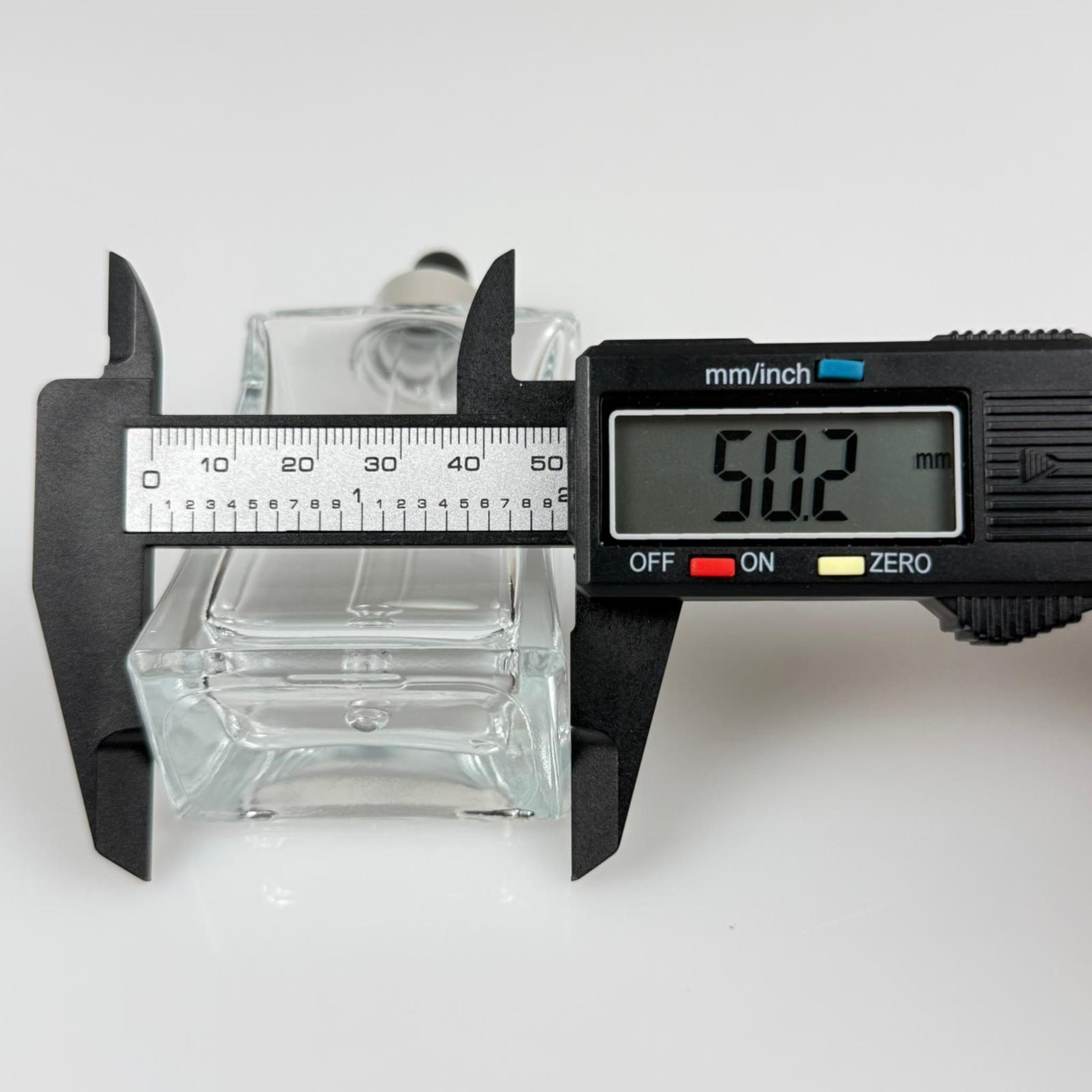 50 CC YASSI DİKDÖRTGEN KÖŞELİ CAM DAMLALIKLI ŞİŞE - SİYAH EMZİK - GÜMÜŞ METALİK KAPAK - 50 ML CAM DAMLALIKLI ŞİŞE - DAMLALIKLI BOŞ ŞİŞE