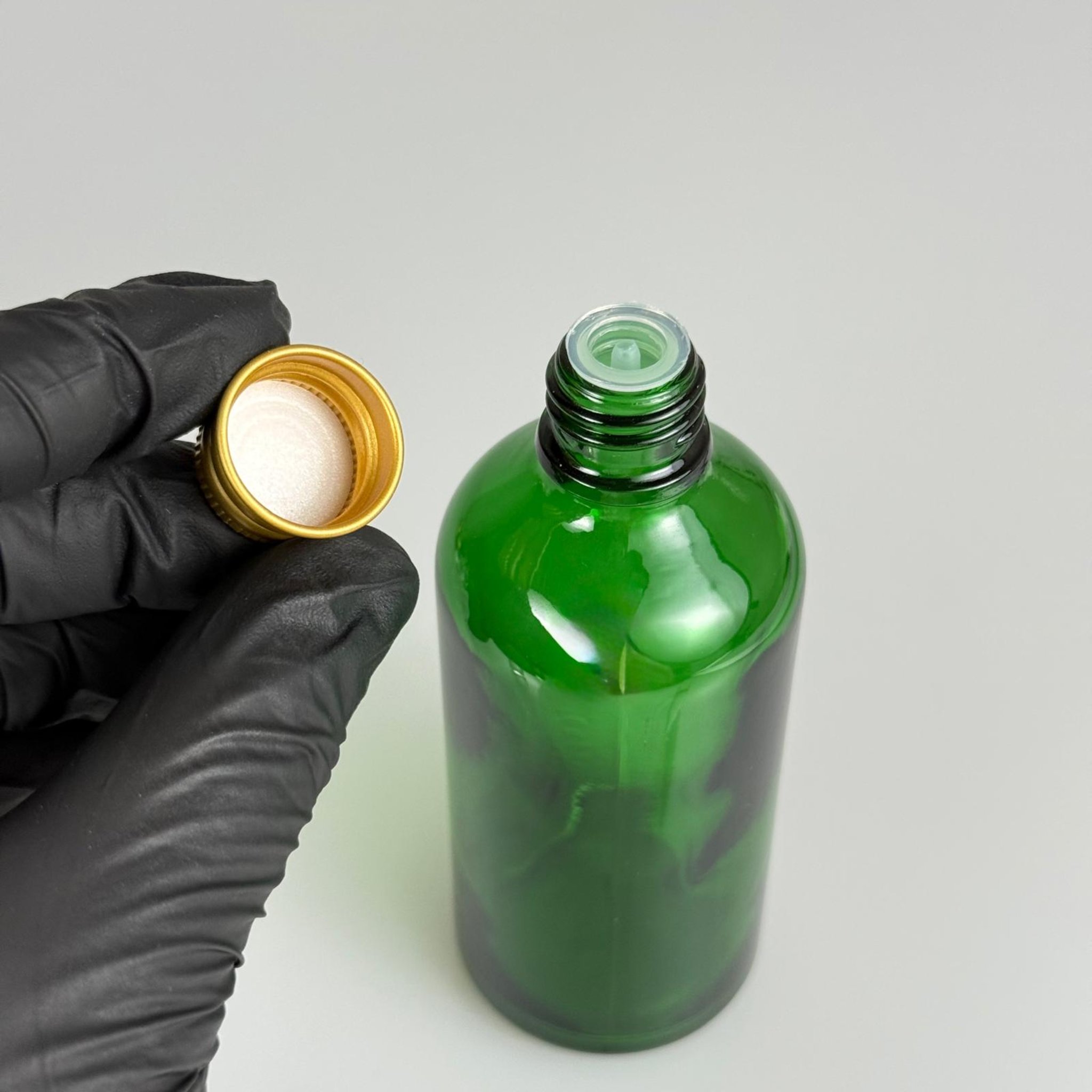 100 CC YEŞİL CAM ŞİŞE + KÖPÜK CONTALI GOLD ALÜMİNYUM METAL KAPAKLI + DAMLALIKLI KOLONYA TIPALI TAKIM - 100 ML YEŞİL CAM ŞİŞE