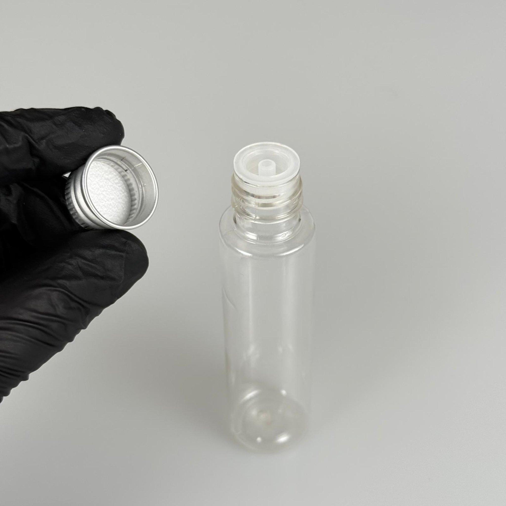 35 CC PET ŞİŞE - KÖPÜK CONTALI GÜMÜŞ ALÜMİNYUM METAL KAPAKLI + DAMLALIKLI KOLONYA TIPALI TAKIM - 35 ML ŞEFFAF PET ŞİŞE