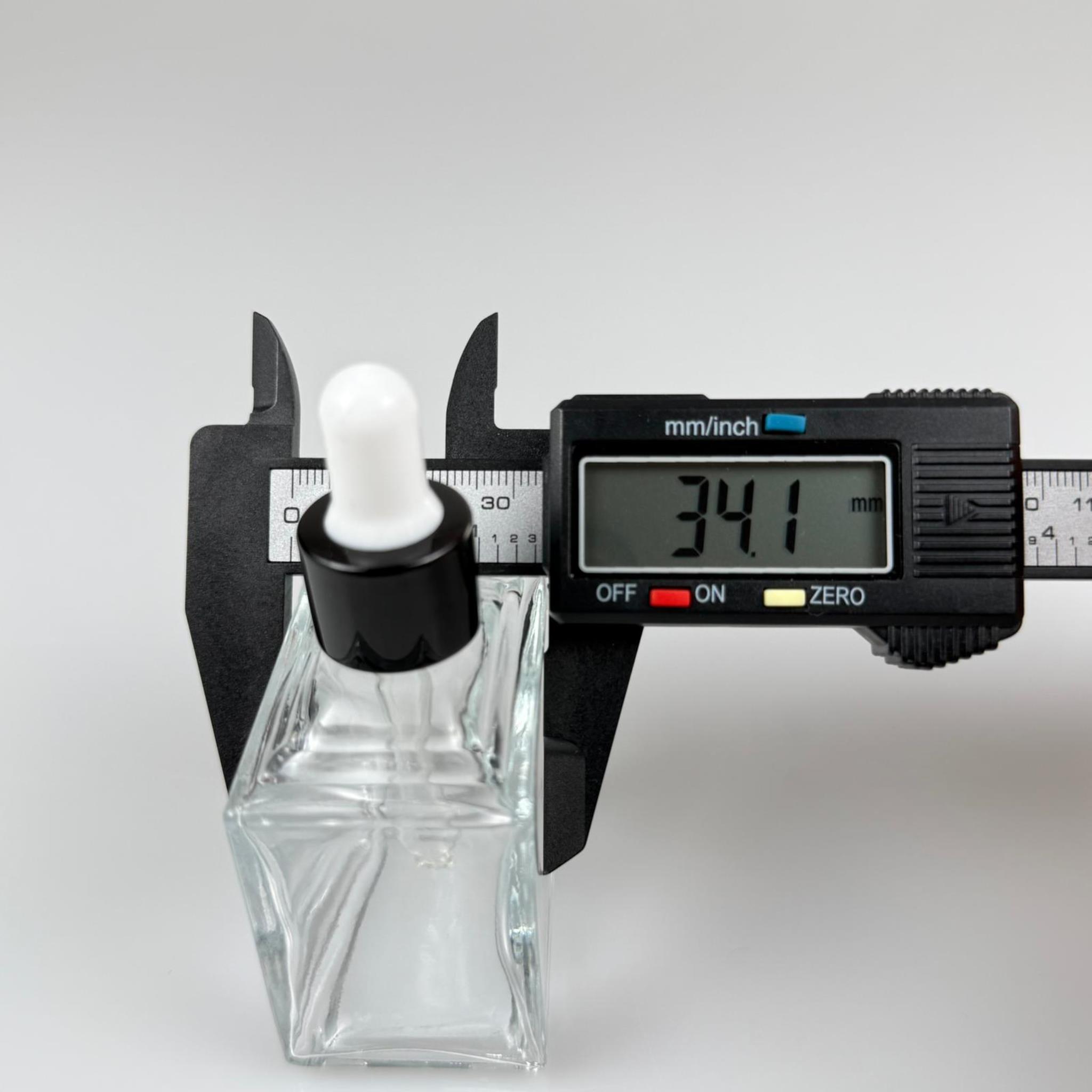 50 CC KÖŞELİ PRİZMA PRESTİJLİ CAM DAMLALIKLI ŞİŞE - BEYAZ EMZİK - SİYAH METALİK KAPAK - 50 ML CAM DAMLALIKLI ŞİŞE - DAMLALIKLI BOŞ ŞİŞE
