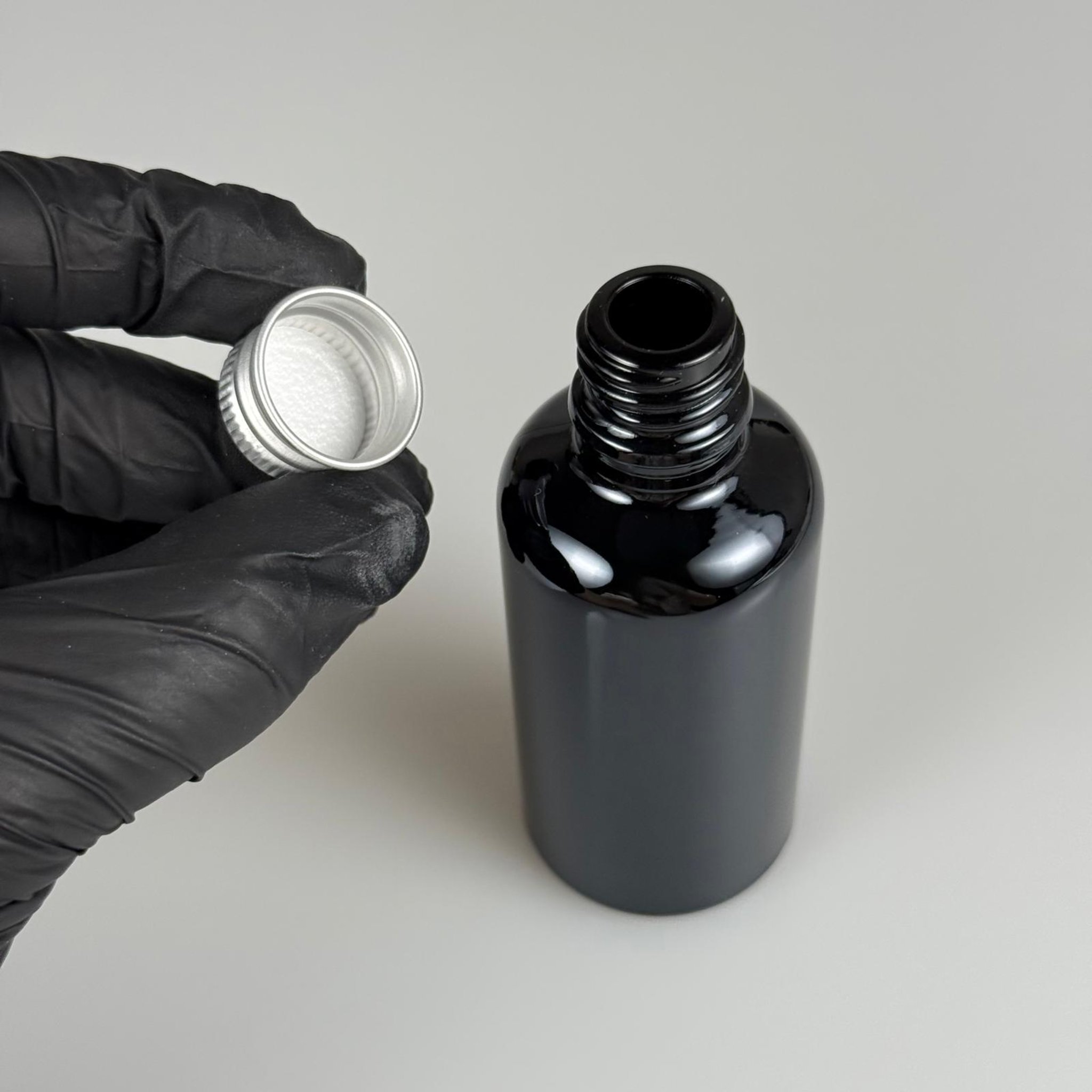 50 CC SİYAH CAM ŞİŞE + KÖPÜK CONTALI GÜMÜŞ ALÜMİNYUM METAL KAPAKLI TAKIM - 50 ML SİYAH CAM ŞİŞE