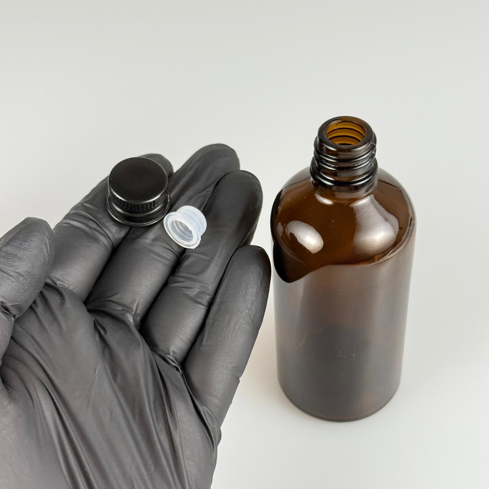100 CC AMBER CAM ŞİŞE + KÖPÜK CONTALI SİYAH ALÜMİNYUM METAL KAPAKLI + KÖR TIPALI TAKIM - 100 ML KAHVERENGİ CAM ŞİŞE