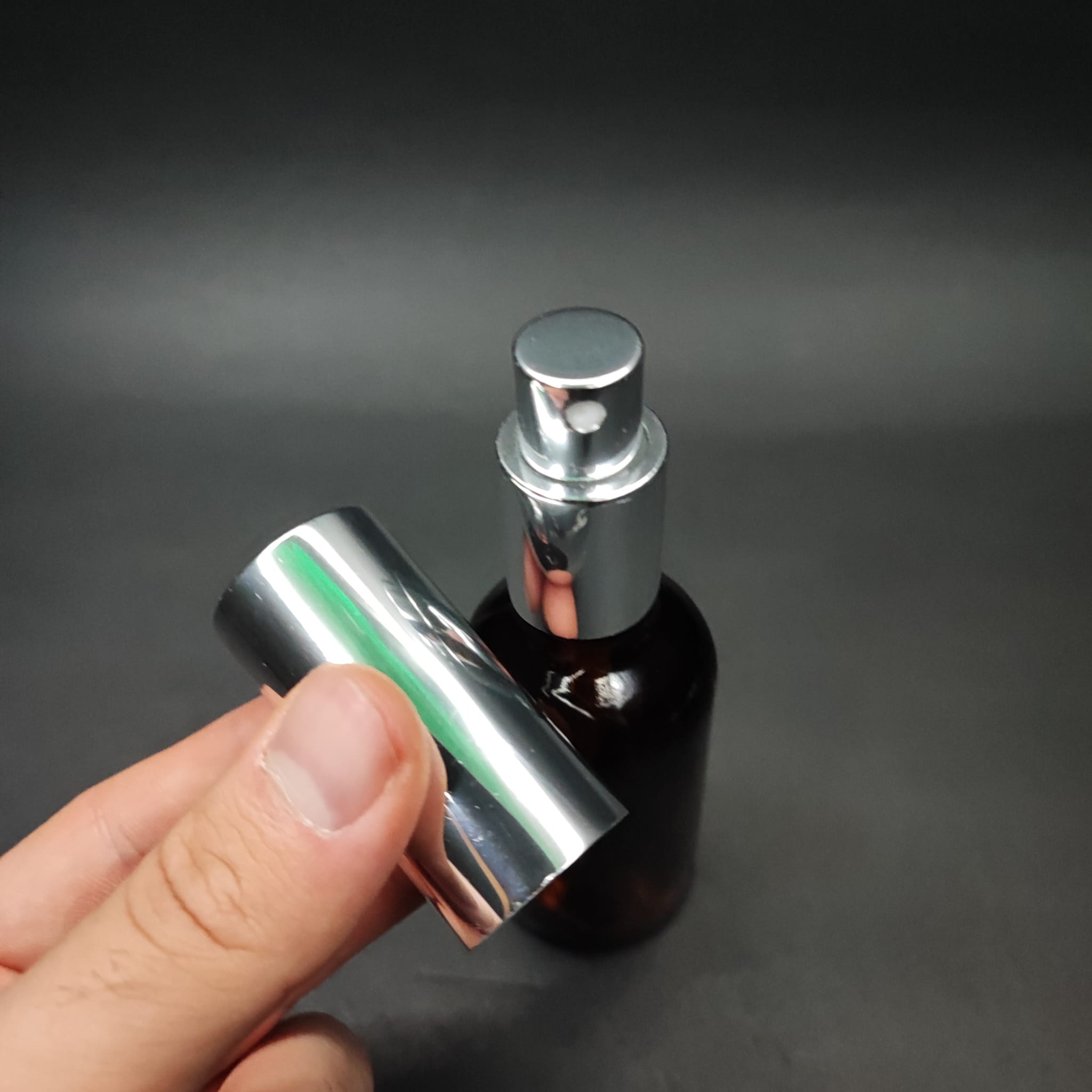 50 ML LÜKS VİDALI VALF ÇEVİRME PARFÜM ŞİŞELERİ - 50 CC AMBER CAM ŞİŞE - GÜMÜŞ METAL SPREYLİ KAPAKLI SET
