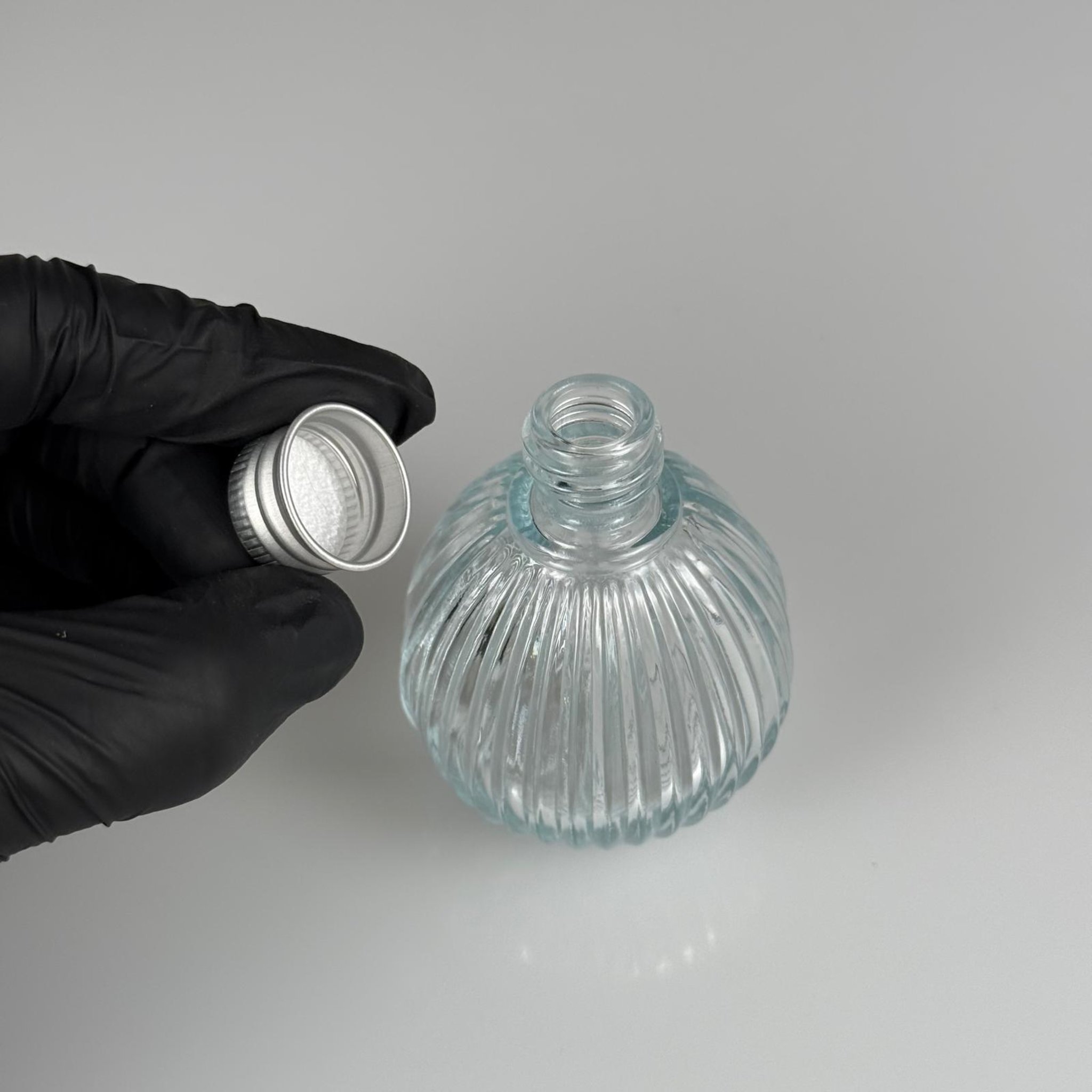 50 CC TOP ÇİZGİLİ CAM ŞİŞE + GÜMÜŞ ALÜMİNYUM METAL KAPAKLI TAKIM - 50 ML ŞEFFAF CAM ŞİŞE