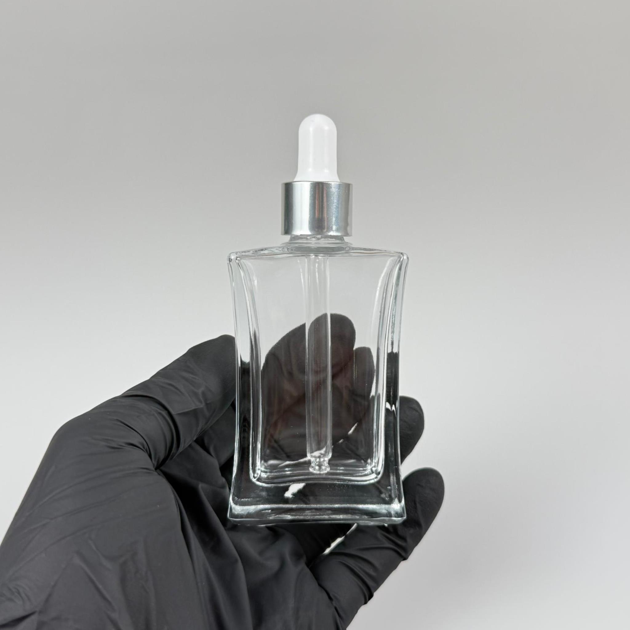 50 CC YASSI DİKDÖRTGEN KÖŞELİ CAM DAMLALIKLI ŞİŞE - BEYAZ EMZİK - GÜMÜŞ METALİK KAPAK - 50 ML CAM DAMLALIKLI ŞİŞE - DAMLALIKLI BOŞ ŞİŞE