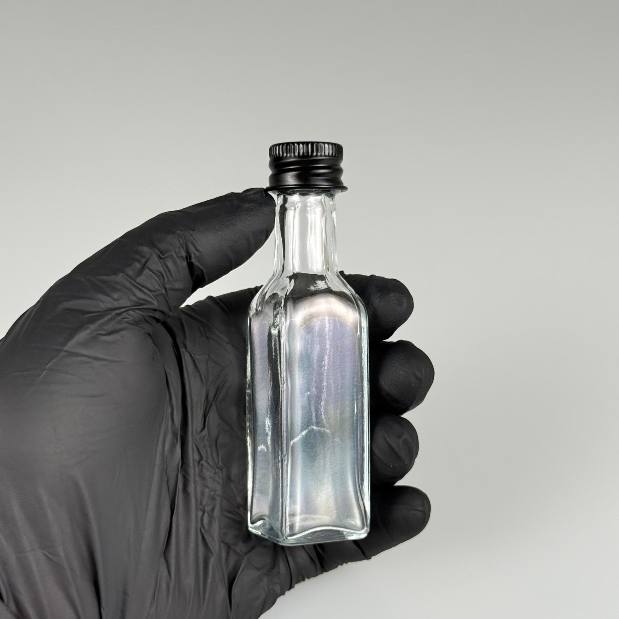 20 CC MARASKA KÖŞELİ KARE CAM ŞİŞE + SİYAH ALÜMİNYUM METAL KAPAKLI TAKIM - 20 ML ŞEFFAF CAM ŞİŞE