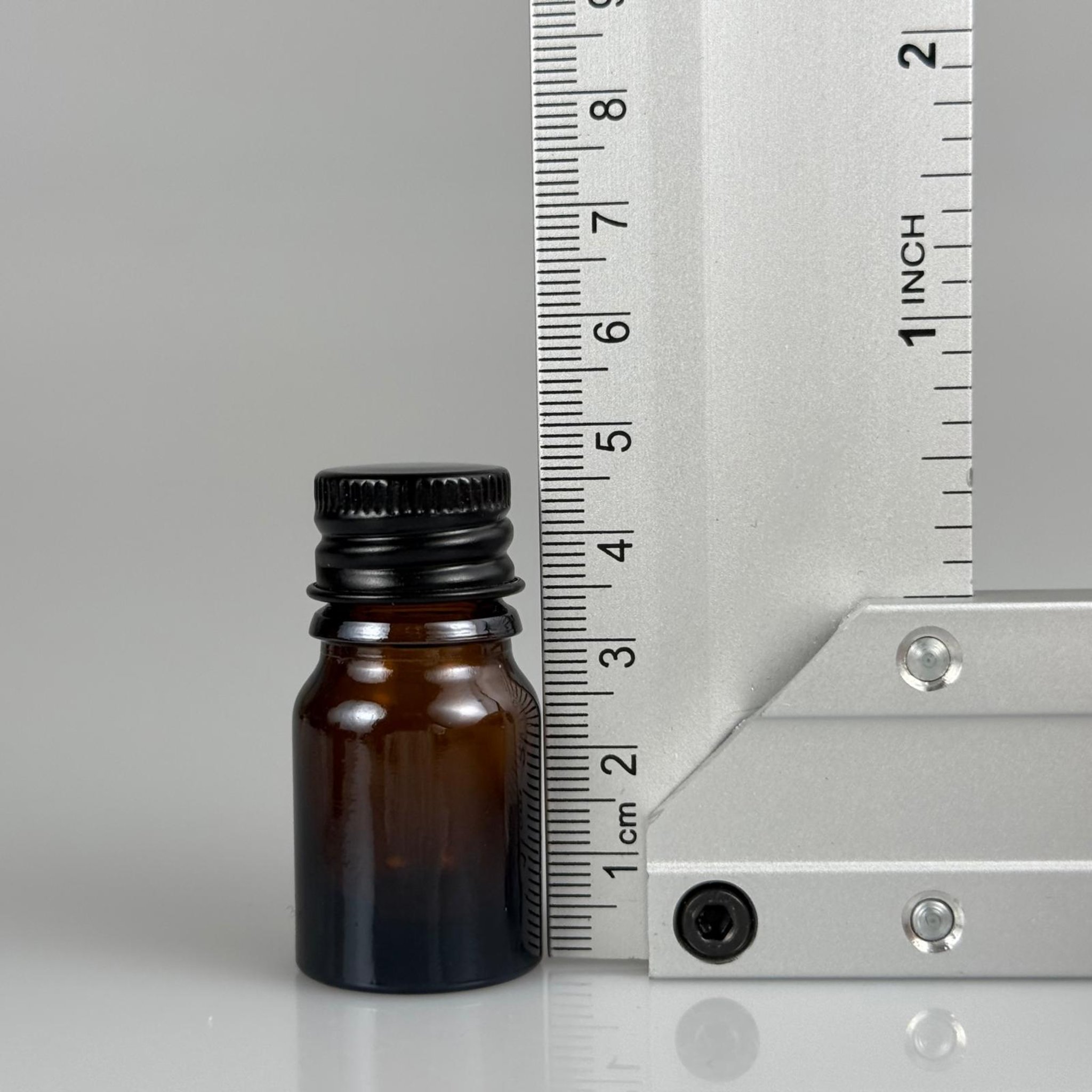 3 CC AMBER CAM ŞİŞE + KÖPÜK CONTALI SİYAH ALÜMİNYUM METAL KAPAKLI + KÖR TIPALI TAKIM - 3 ML KAHVERENGİ CAM ŞİŞE