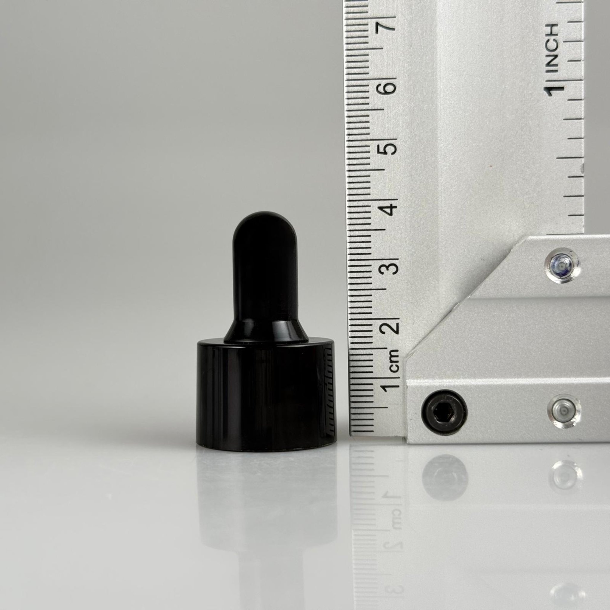 20 MM SİYAH EMZİKLİ DELİKLİ PLASTİK KAPAK SİYAH (DAMALALIK İÇİN)