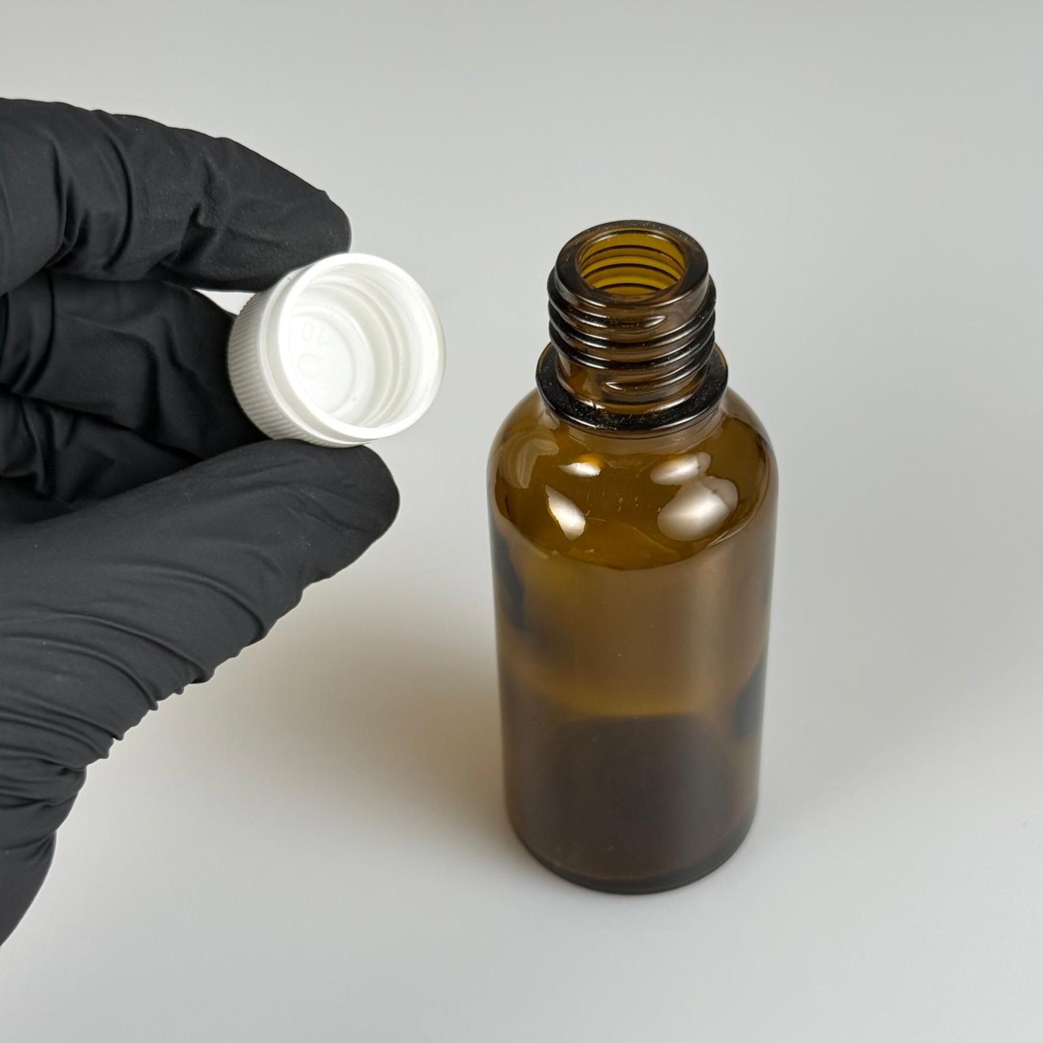 50 CC AMBER CAM ŞİŞE - BEYAZ KAPAKLI (KİLİT KOPMAZ, İŞLEVİ YOK ANCAK SIZDIRMAZ KAPAK) - 50 ML CAM ŞİŞE - KAHVERENGİ