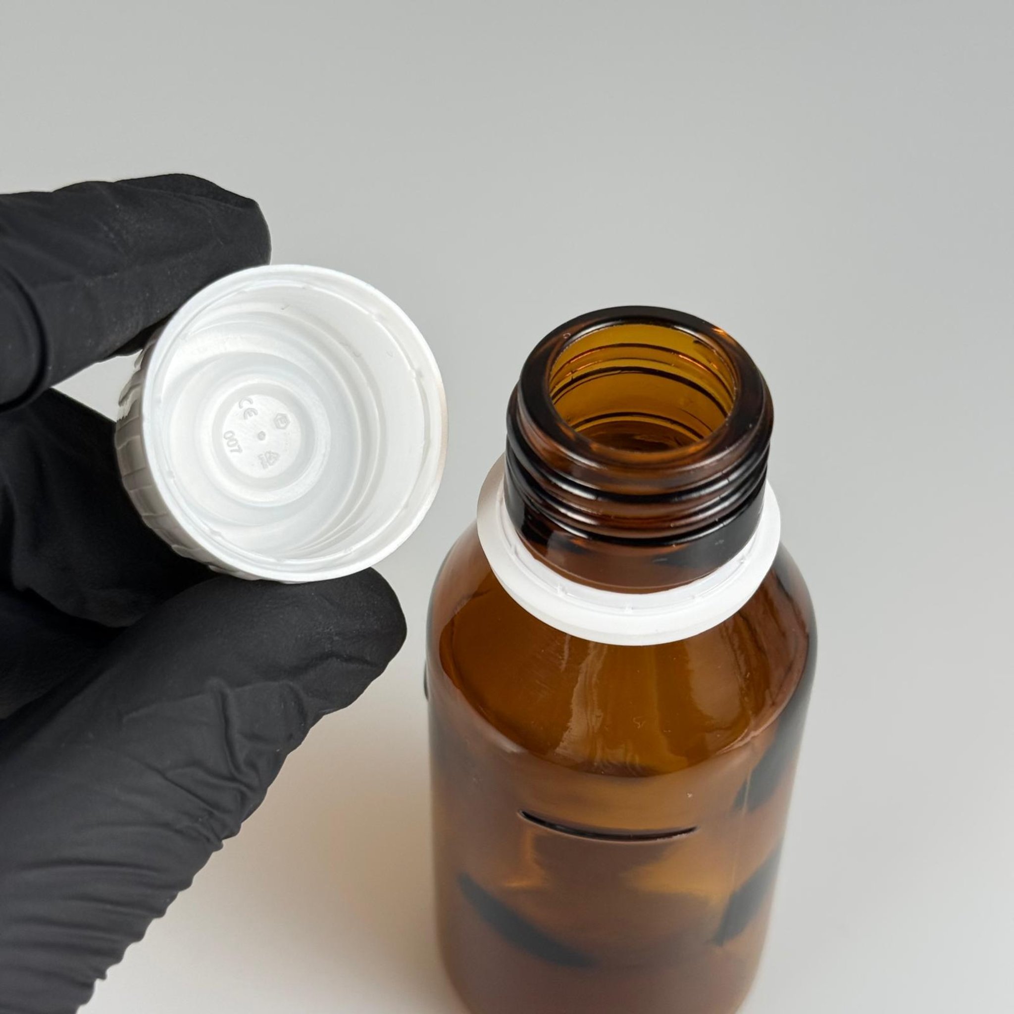 60 CC AMBER CAM ŞİŞE + BEYAZ KİLİTLİ KAPAK + 15 ML ÖLÇEK TAKIM - 60 ML KAHVERENGİ BOŞ ŞURUP ŞİŞESİ (AĞIZ ÇAPI 25 MM)