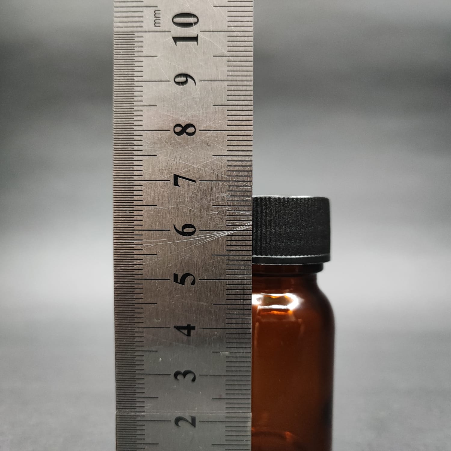 20 ML DOLUMU KOLAY, GENİŞ AĞIZLI İÇTEN DAMLALIKLI ŞİŞE (25 MM AĞIZ) - 20 CC SİYAH CONTALI KAPAKLI İÇTEN DAMLALIKLI CAM ECZA ŞİŞESİ - AMBER KAHVERENGİ