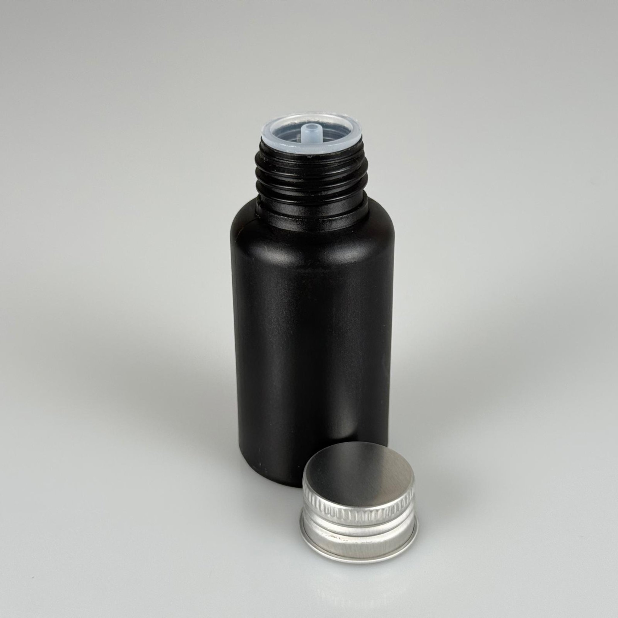 50 CC SİYAH POLİETİLEN PLASTİK ASETON ŞİŞESİ ( 24 AĞIZ ) + KÖPÜK CONTALI GÜMÜŞ METAL ALÜMİNYUM KAPAK + KOLONYA TIPALI TAKIM - 50 ML KAPAKLI SİYAH PLASTİK ŞİŞELER