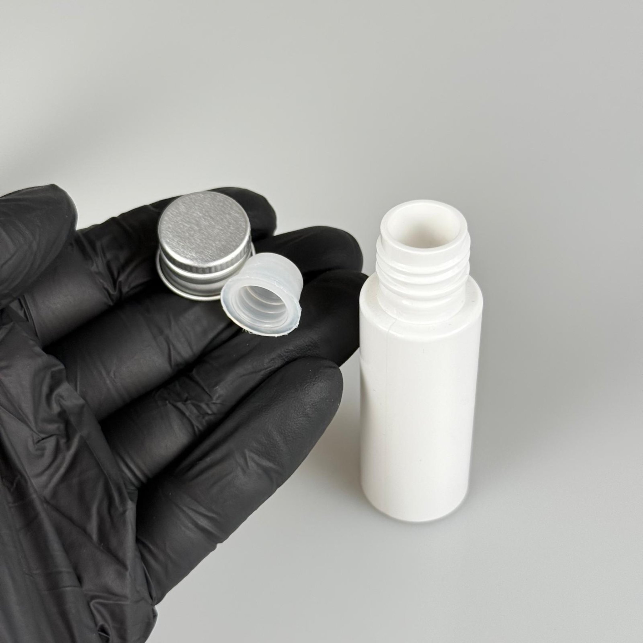 20 CC BEYAZ PET ŞİŞE + KÖPÜK CONTALI GÜMÜŞ ALÜMİNYUM METAL KAPAKLI + KÖR TIPALI TAKIM - 20 ML PLASTİK ŞİŞE