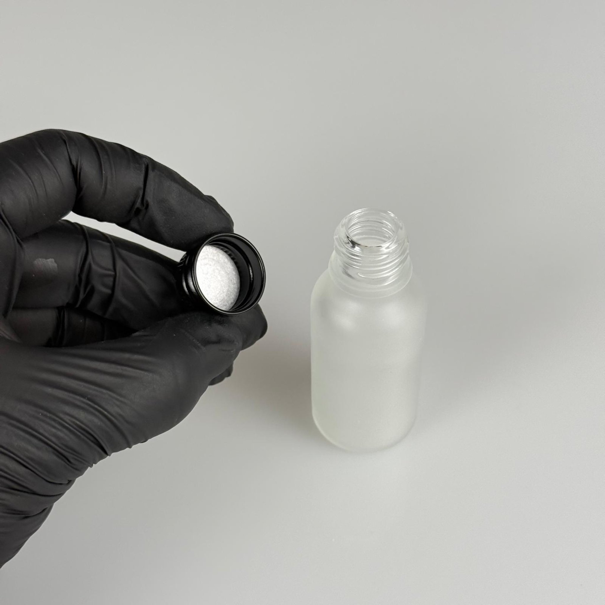 20 CC BUZLU CAM ŞİŞE + KÖPÜK CONTALI SİYAH ALÜMİNYUM METAL KAPAKLI TAKIM - 20 ML BUZLU CAM ŞİŞE