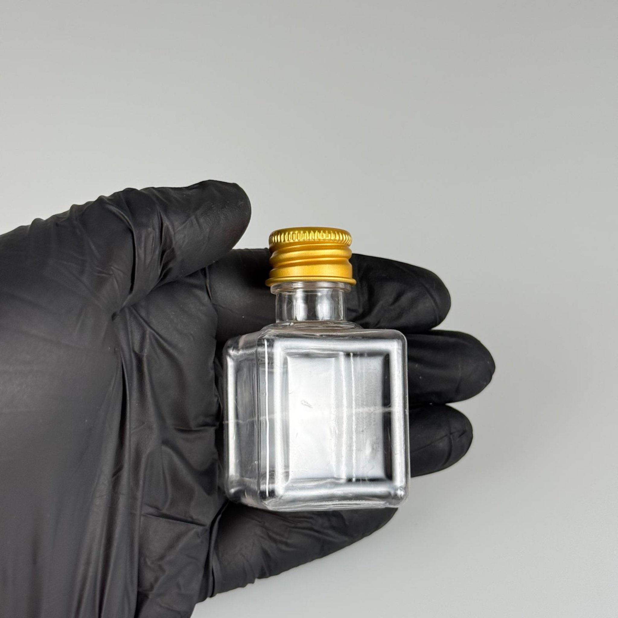 35 CC ŞEFFAF KARE PET ŞİŞE - KÖPÜK CONTALI GOLD ALÜMİNYUM METAL KAPAKLI + KÖR TIPALI TAKIM - 35 ML ŞEFFAF KARE PET ŞİŞE