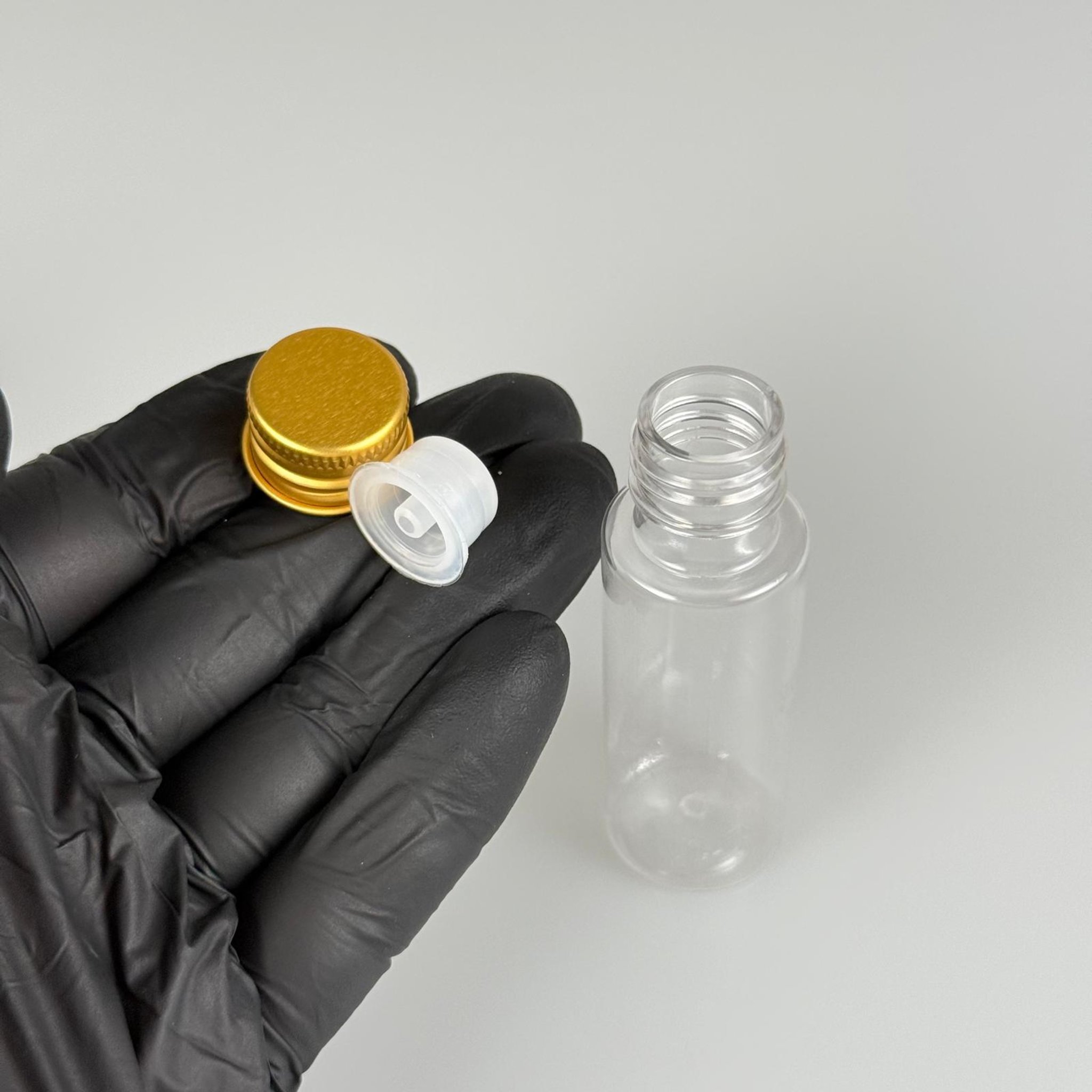 20 CC ŞEFFAF PET ŞİŞE + KÖPÜK CONTALI GOLD MÜŞ ALÜMİNYUM METAL KAPAKLI + DAMLALIKLI KOLOMNYA TIPALI TAKIM - 20 ML PLASTİK ŞİŞE