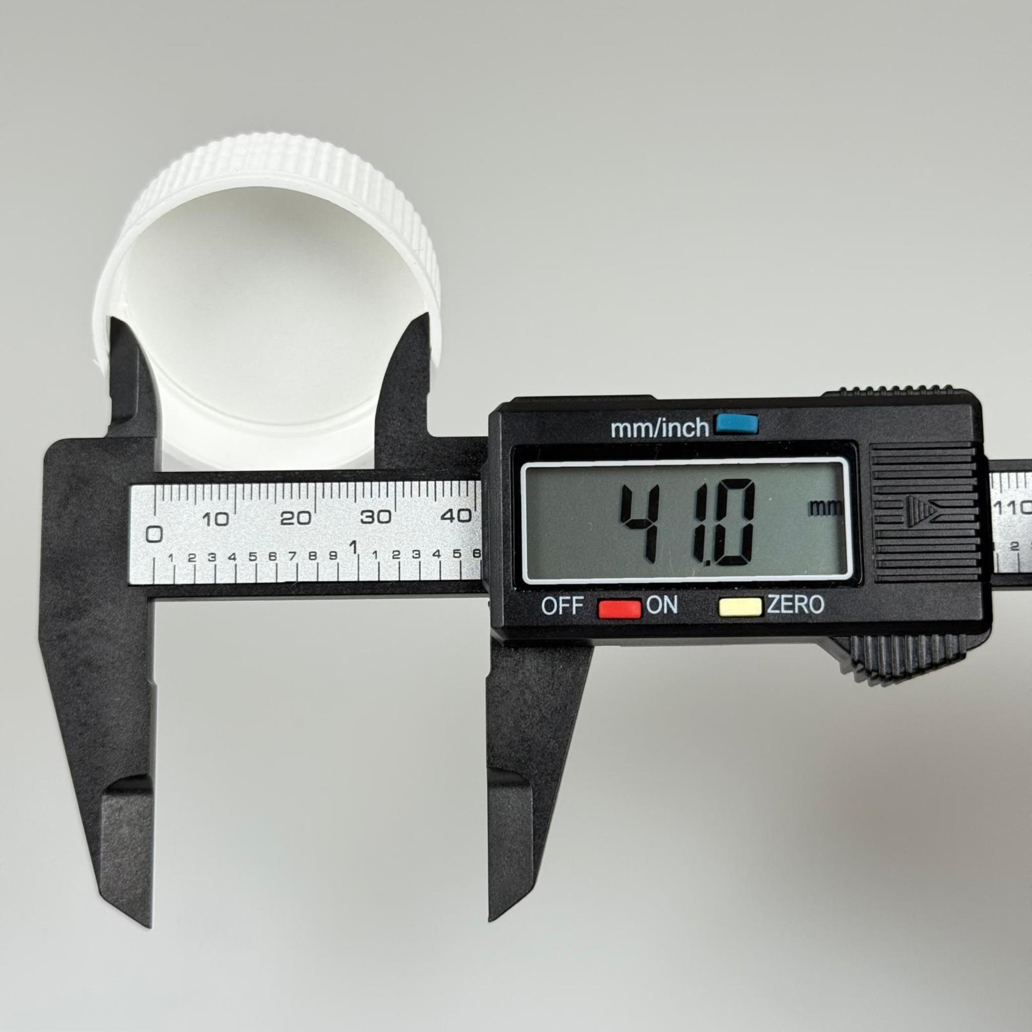 41/18 MM VİDALI PLASTİK KAPAK BEYAZ (PAŞABAHÇE 3 LİTRE KULPLU GALON ŞİŞE UYUMLU)