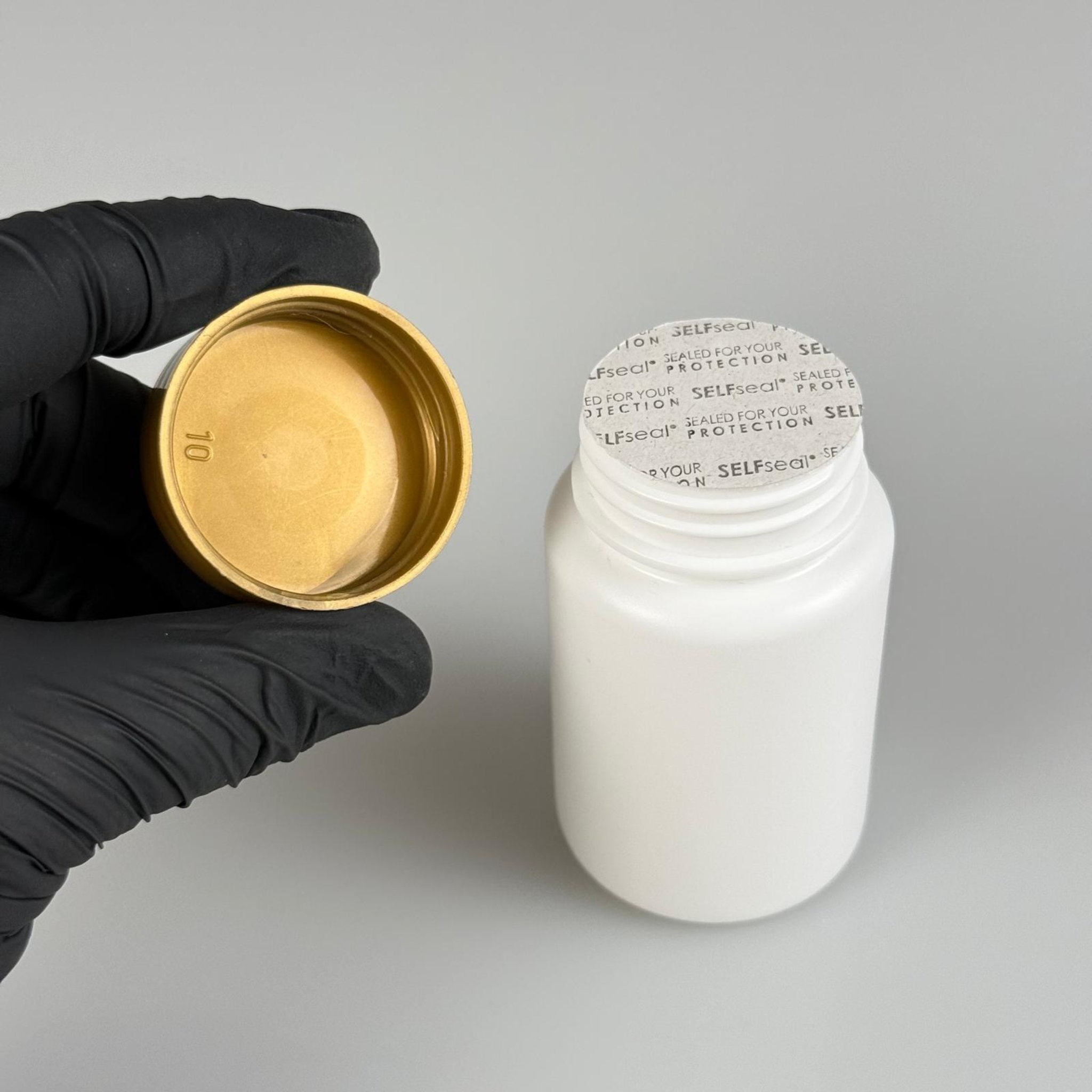 100 CC BEYAZ SERT POLİETİLEN ŞİŞE + GOLD PLASTİK KAPAKLI + KENDİNDEN YAPIŞKANLI KÖPÜK CONTALI - 100 ML POLİETİLEN ŞİŞE