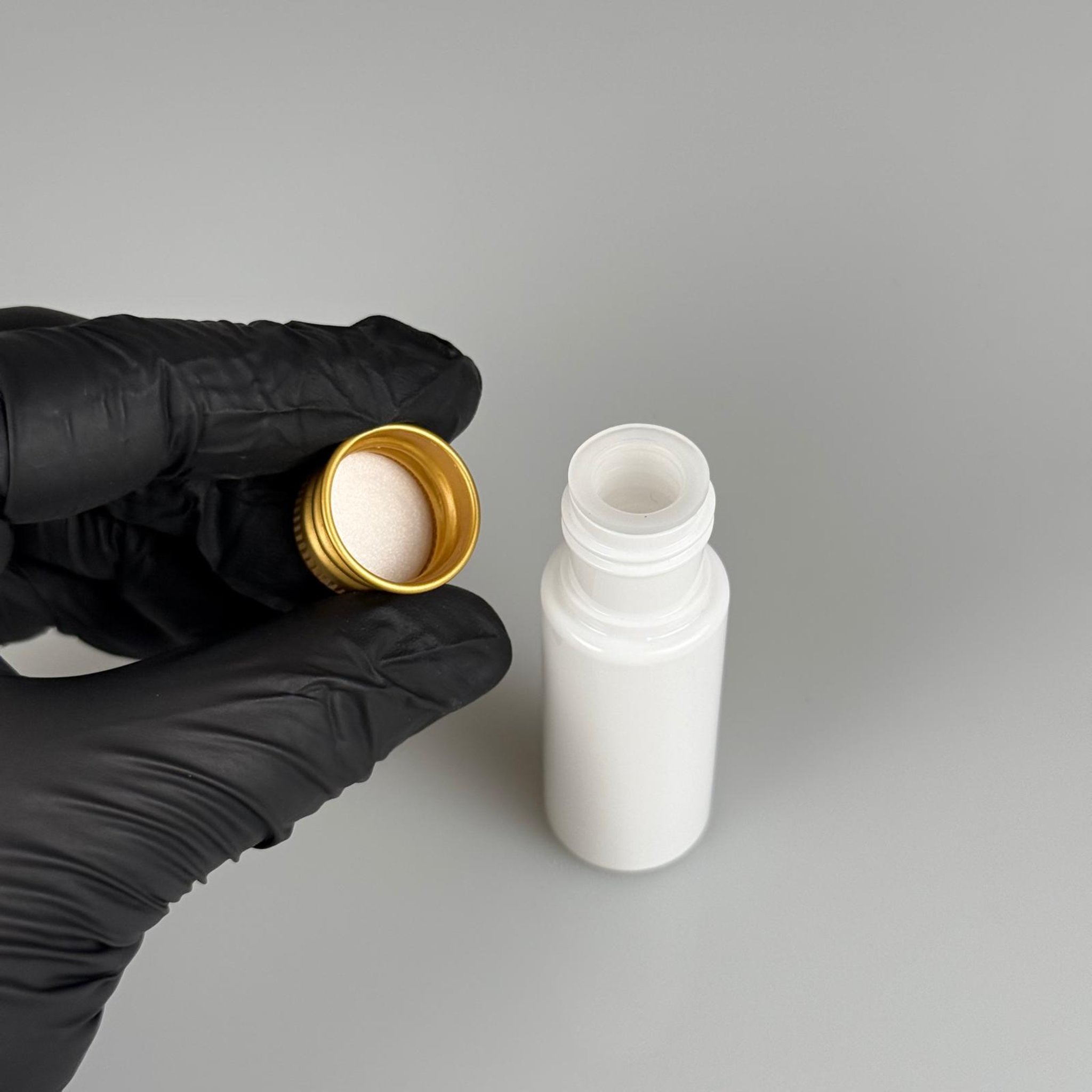 15 CC BEYAZ SİLİNDİR PET ŞİŞE + KÖPÜK CONTALI GOLD ALÜMİNYUM METAL KAPAKLI + KÖR TIPALI TAKIML - 15 ML BEYAZ PET ŞİŞE