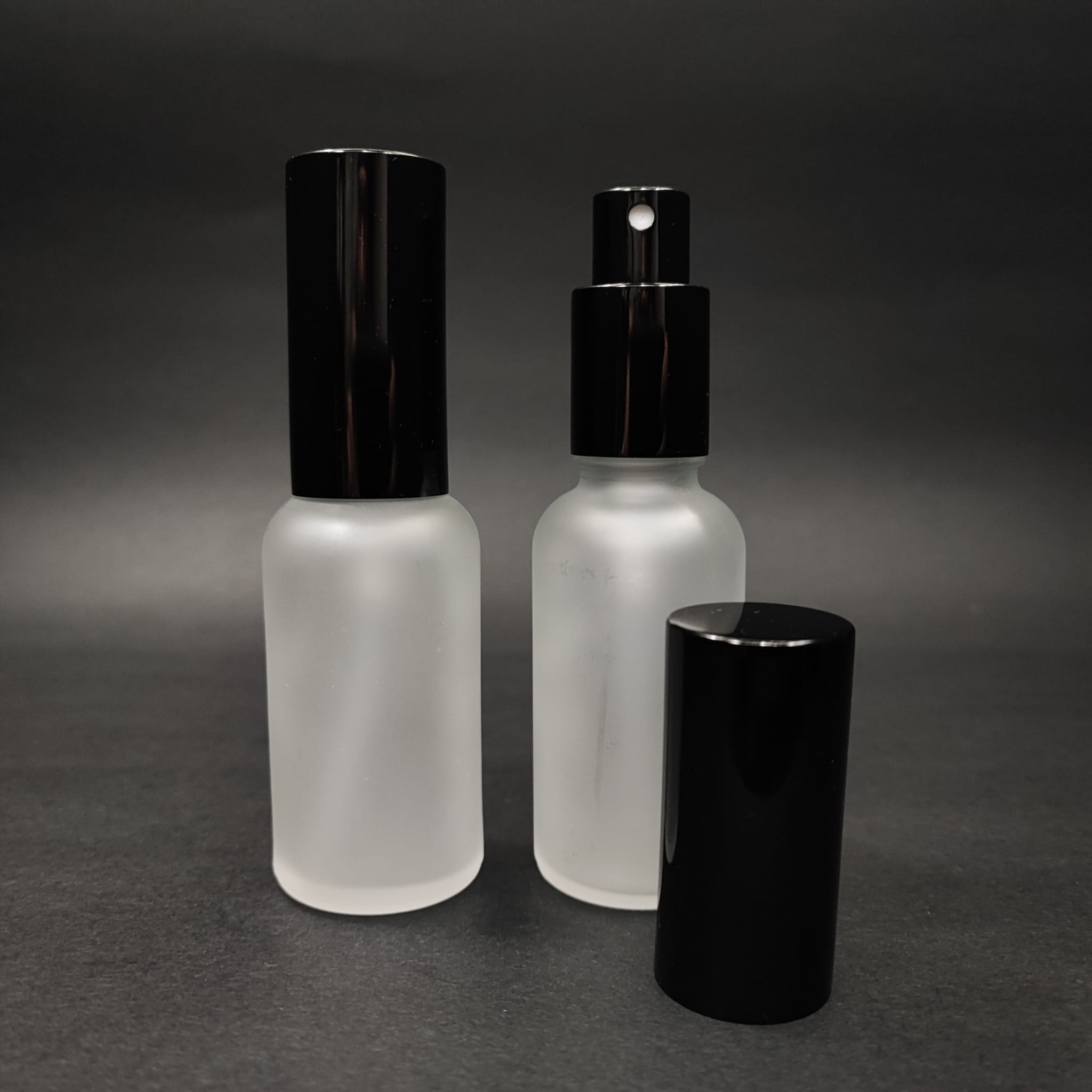 30 ML LÜKS VİDALI VALF ÇEVİRME PARFÜM ŞİŞELERİ - 30 CC BUZLU CAM ŞİŞE - SİYAH METAL SPREYLİ KAPAKLI SET