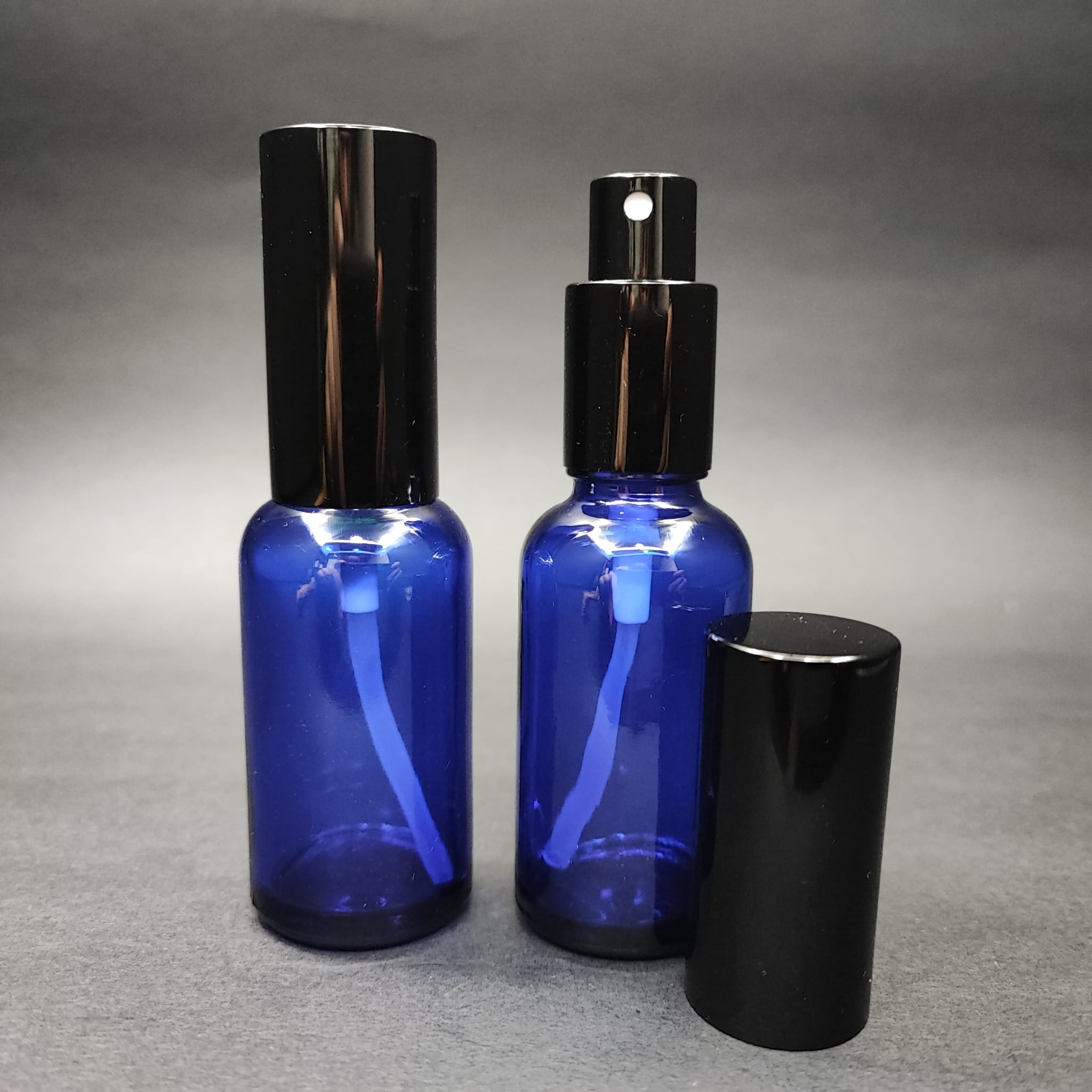 30 ML LÜKS VİDALI VALF ÇEVİRME PARFÜM ŞİŞELERİ - 30 CC MAVİ CAM ŞİŞE - SİYAH METAL SPREYLİ KAPAKLI SET