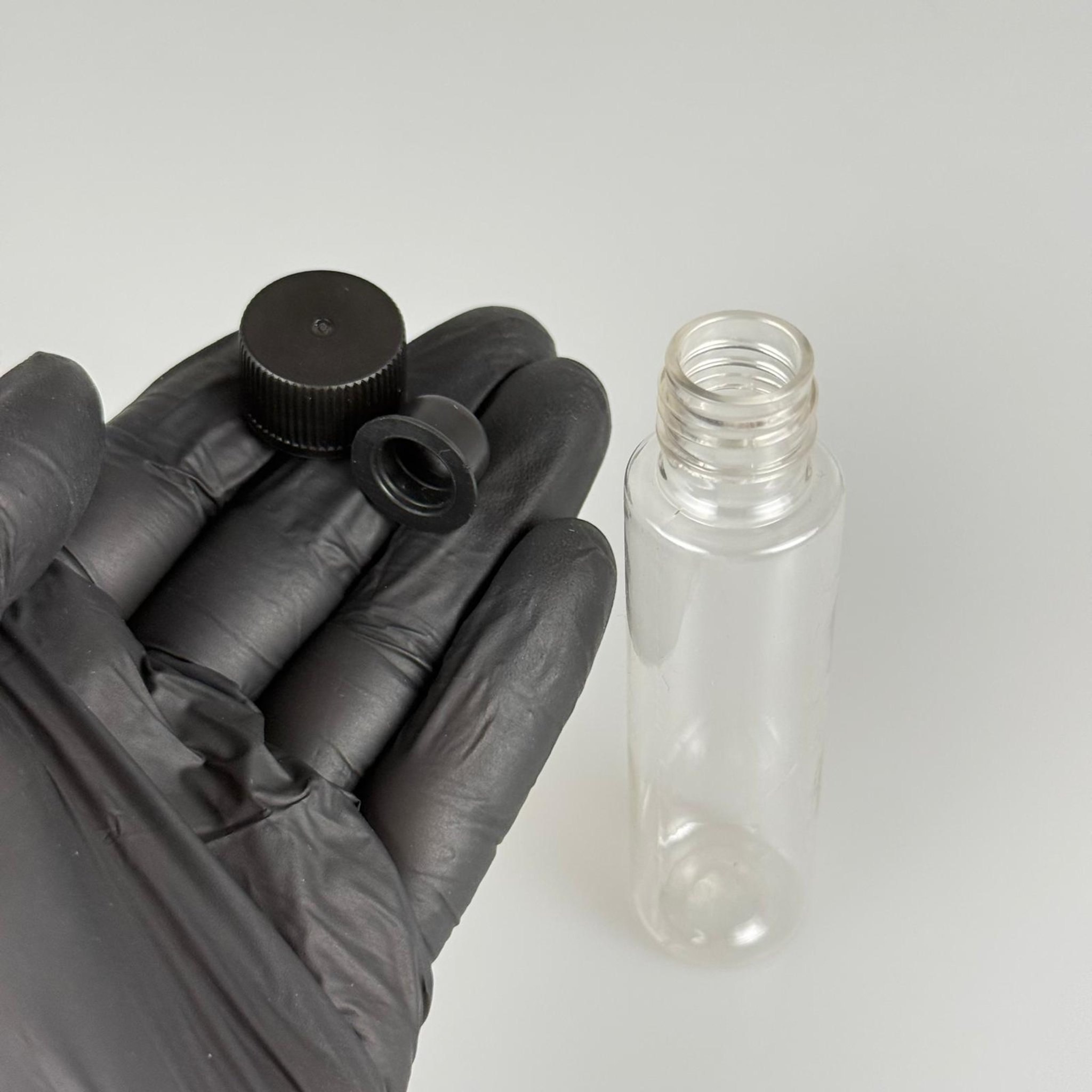 35 ML TIPALI, SIZDIRMAZ KAPAKLI PET ŞİŞE - 35 CC ŞEFFAF PLASTİK ŞİŞE + CONTALI SİYAH KAPAK + SİYAH KÖR TIPA TAKIM