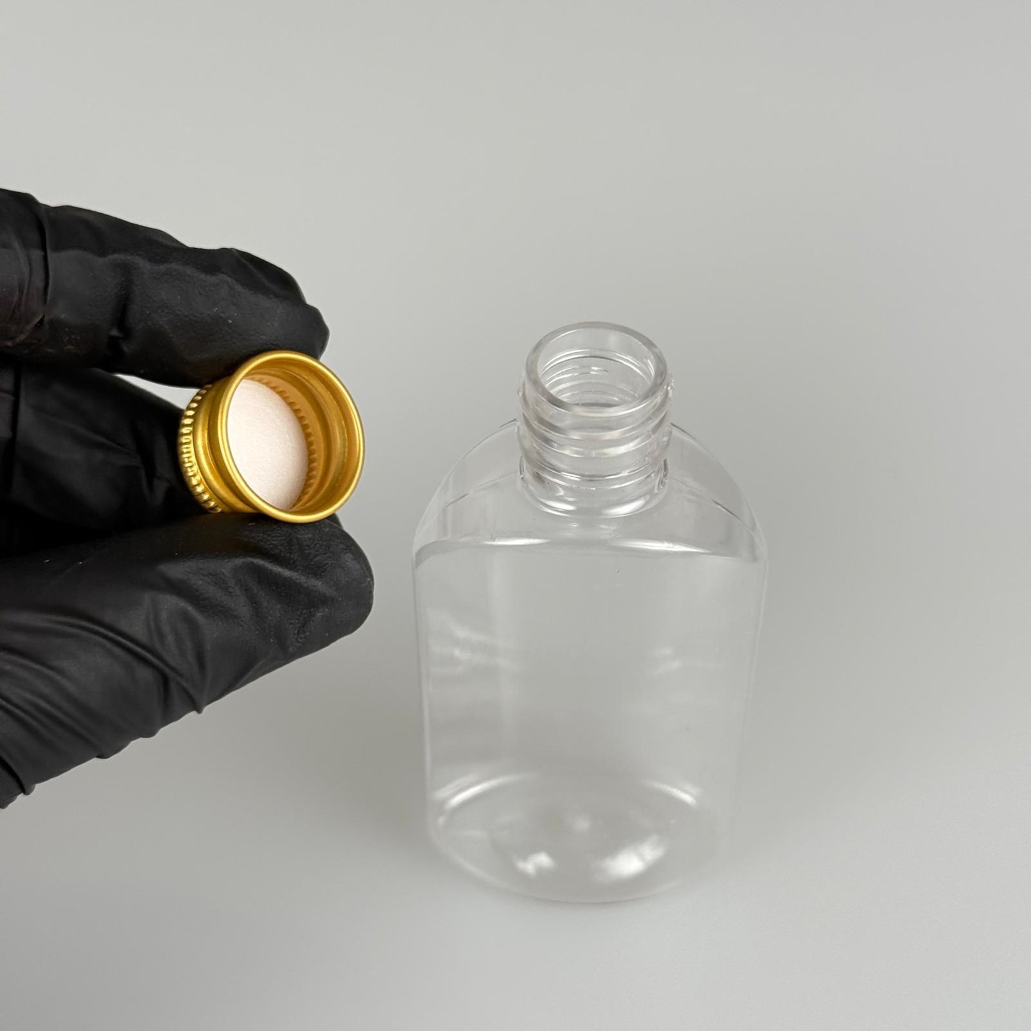 50 CC ŞEFFAF YASSI OVAL MODEL PET ŞİŞE + KÖPÜK CONTALI GOLD ALÜMİNYUM METAL KAPAKLI TAKIM - 50 ML PLASTİK ŞİŞE