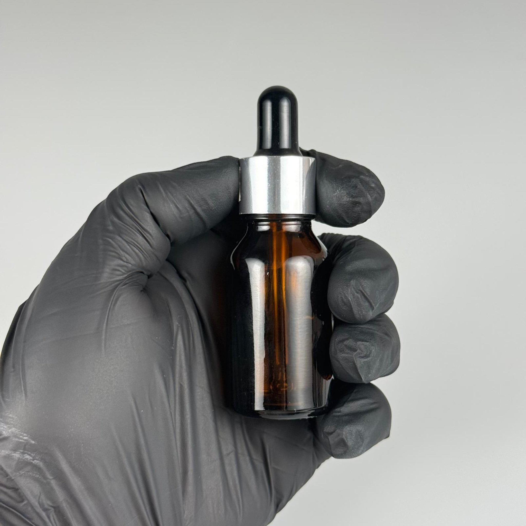 15 CC AMBER CAM DAMLALIKLI ŞİŞE - SİYAH EMZİK - METALİK GÜMÜŞ KAPAK - 15 ML KAHVERENGİ CAM DAMLALIKLI ŞİŞE