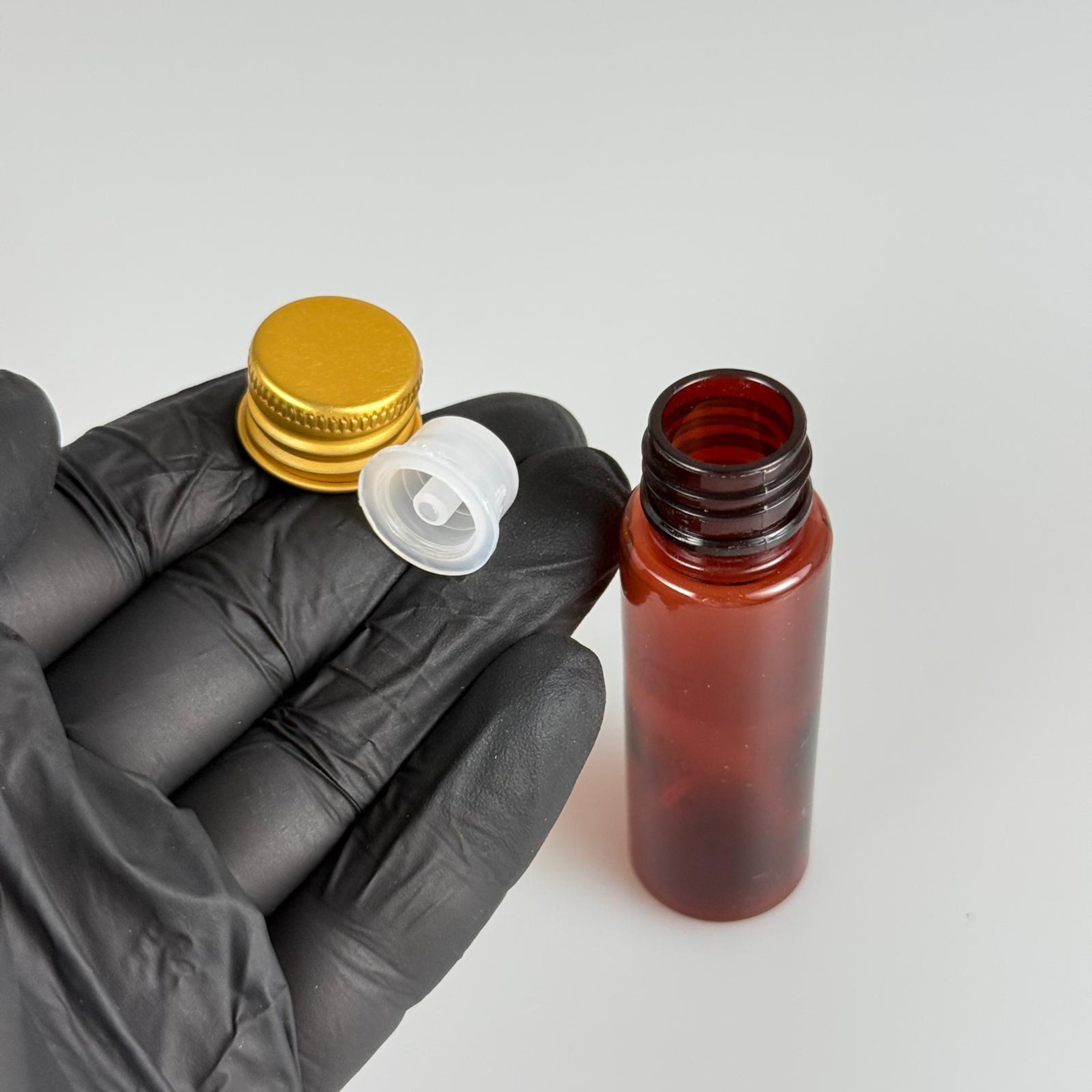 20 CC PET AMBER SHOT ŞİŞE - KÖPÜK CONTALI GOLD ALÜMİNYUM METAL KAPAKLI + DAMLALIKLI KOLONYA TIPALI TAKIM - 20 ML KAHVERENGİ PLASTİK ŞİŞE