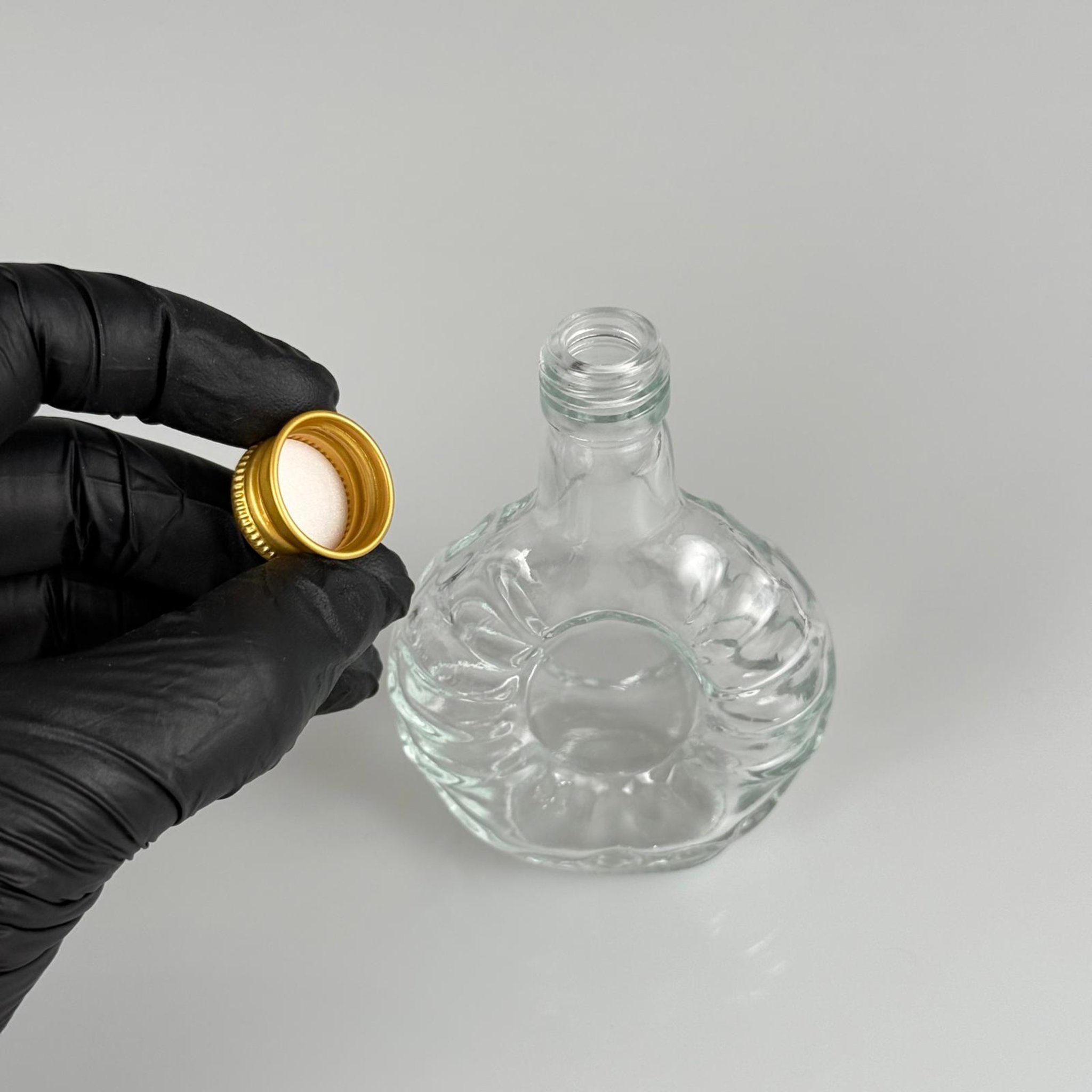50 CC BOĞAZLI YASSI CAM ŞİŞE + GOLD ALÜMİNYUM METAL KAPAKLI TAKIM - 50 ML PRESTİJLİ ŞİŞE