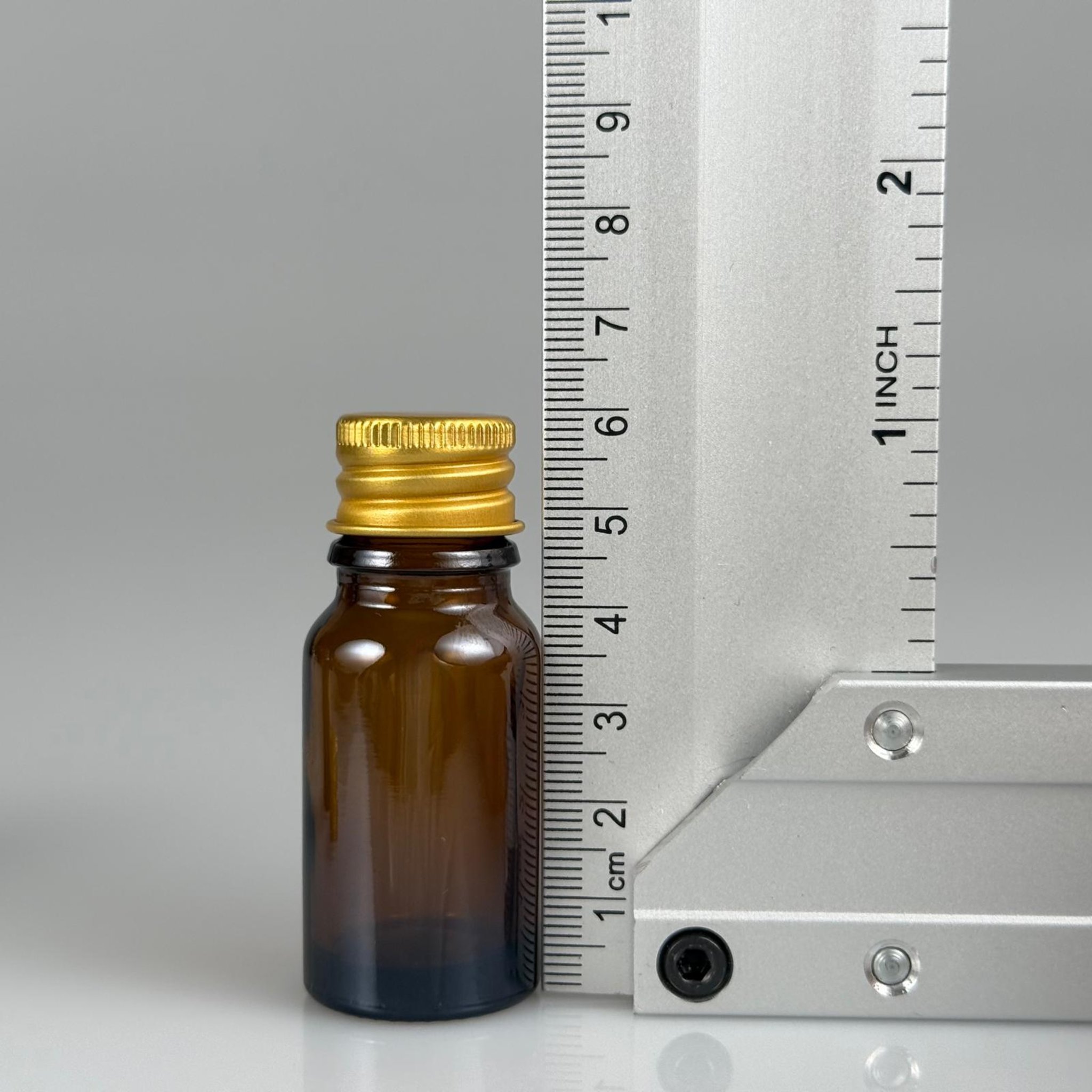 10 CC AMBER CAM ŞİŞE + KÖPÜK CONTALI GOLD ALÜMİNYUM METAL KAPAKLI + KÖR TIPALI TAKIM - 10 ML KAHVERENGİ CAM ŞİŞE