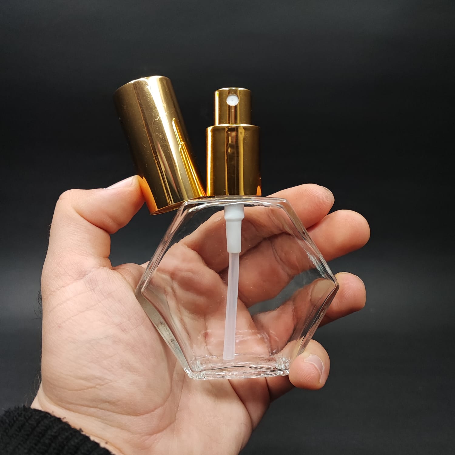 50 ML LÜKS VİDALI VALF ÇEVİRME PARFÜM ŞİŞELERİ - 50 CC ALTIGEN ŞEFFAF CAM ŞİŞE - SİYAH GOLD SPREYLİ KAPAKLI SET