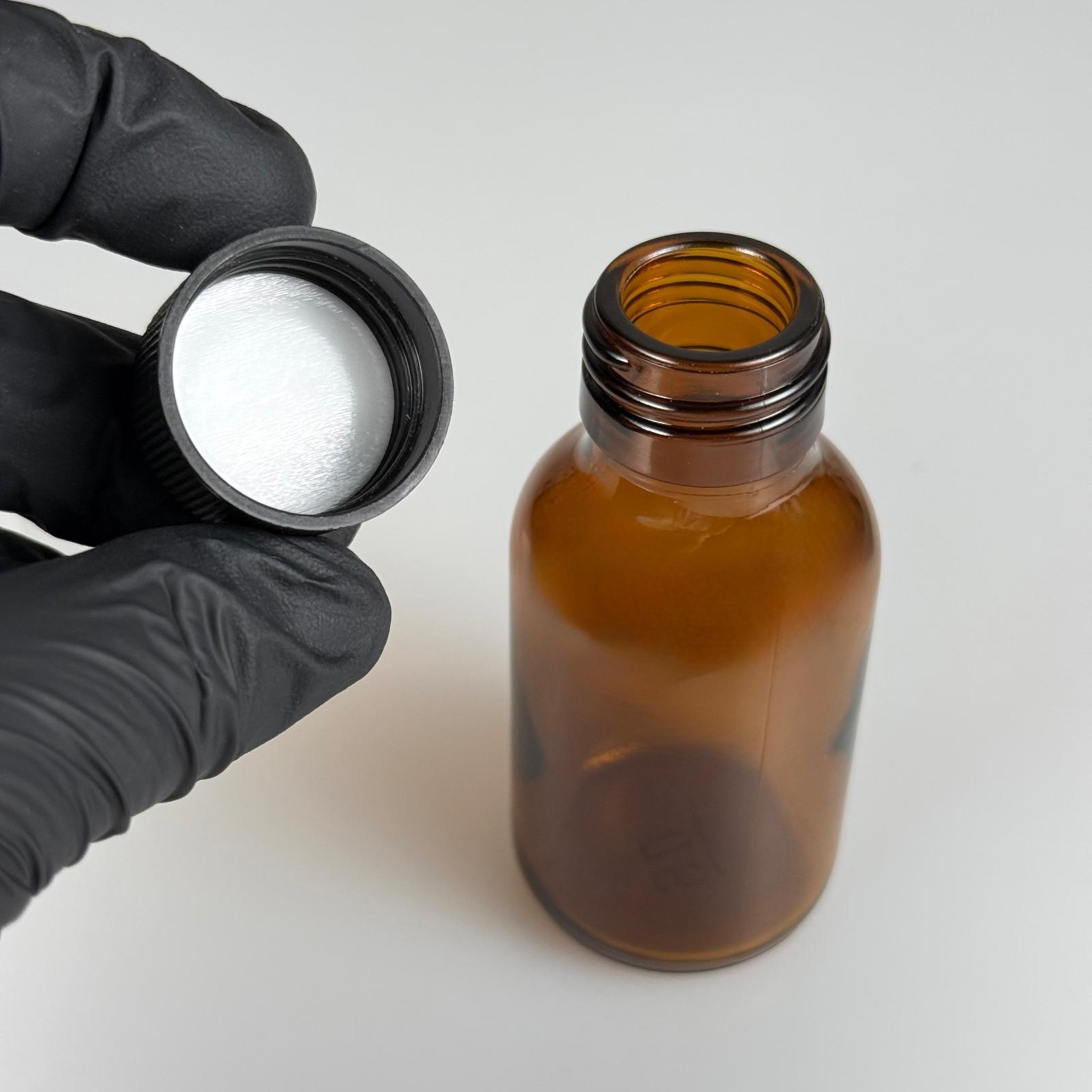 50 CC AMBER CAM ŞİŞE + SİYAH PLASTİK KAPAK + 15 ML ÖLÇEK TAKIM - 50 ML KAHVERENGİ BOŞ ŞURUP ŞİŞESİ (AĞIZ ÇAPI 25 MM) - 50 ML ECZA ŞİŞESİ