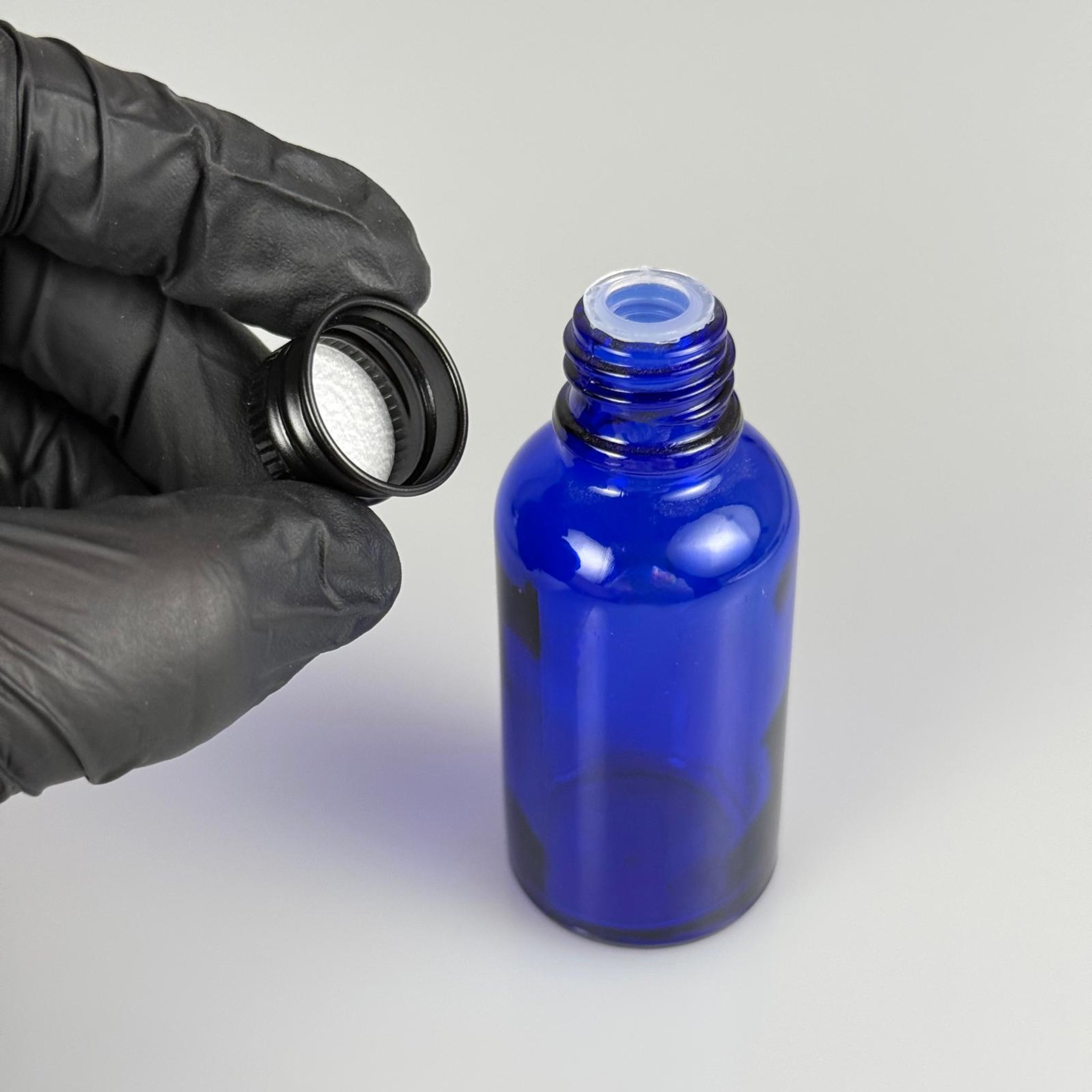 30 CC MAVİ CAM ŞİŞE + KÖPÜK CONTALI SİYAH ALÜMİNYUM METAL KAPAKLI + KÖR TIPALI TAKIM - 30 ML MAVİ CAM ŞİŞE