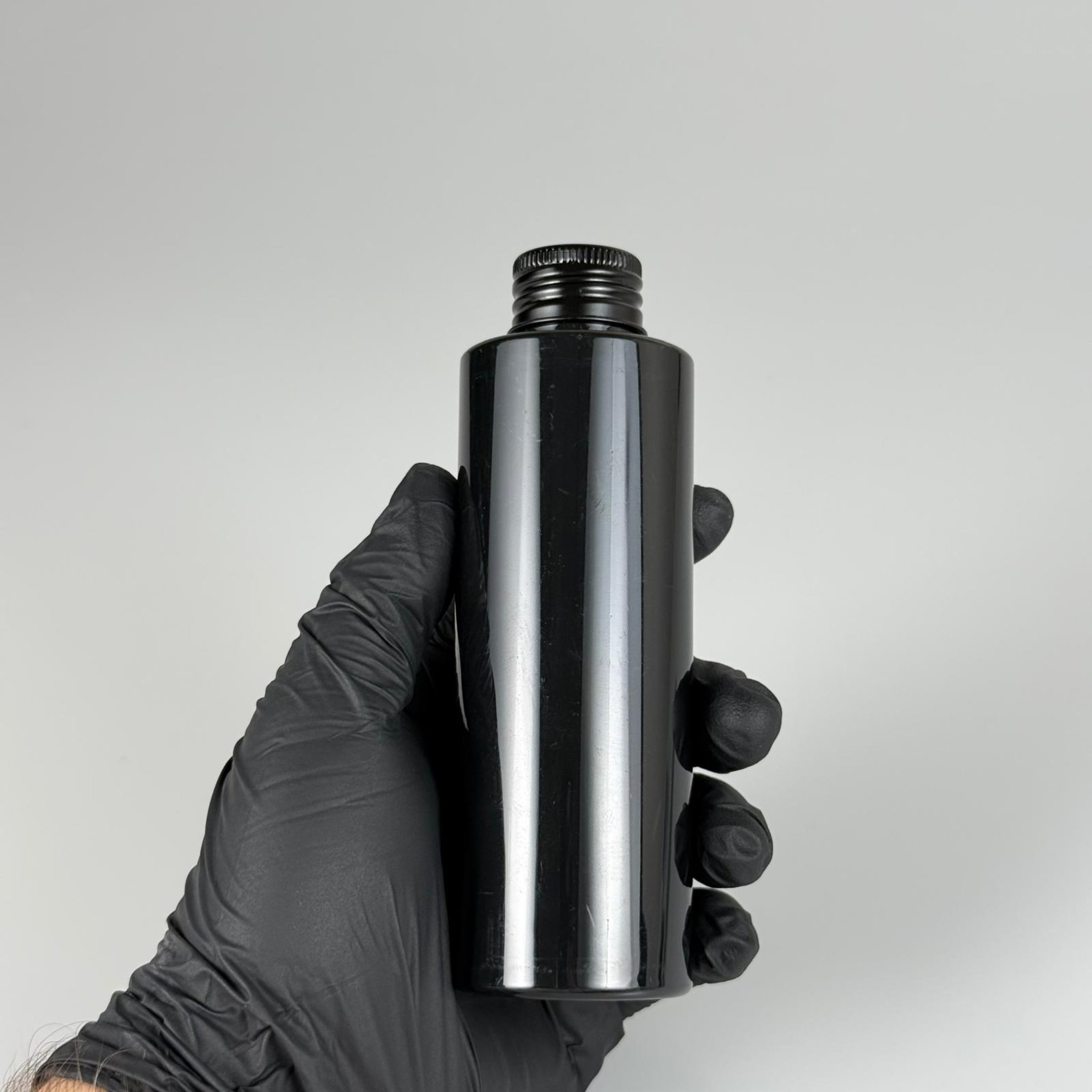 150 CC SİYAH SİLİNDİR MODEL PARLAK SERT PET ŞİŞE (24 AĞIZ) + KÖPÜK CONTALI SİYAH METAL ALÜMİNYUM KAPAK TAKIM - 150 ML KAPAKLI SİYAH PET ŞİŞELER