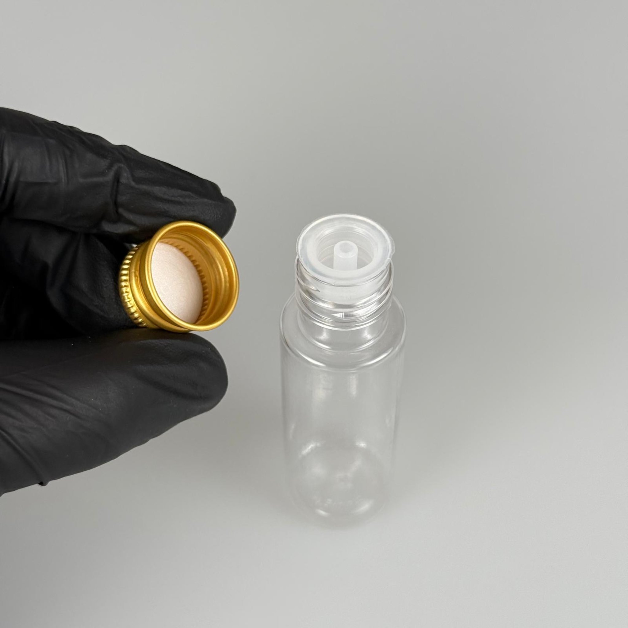 20 CC ŞEFFAF PET ŞİŞE + KÖPÜK CONTALI GOLD MÜŞ ALÜMİNYUM METAL KAPAKLI + DAMLALIKLI KOLOMNYA TIPALI TAKIM - 20 ML PLASTİK ŞİŞE