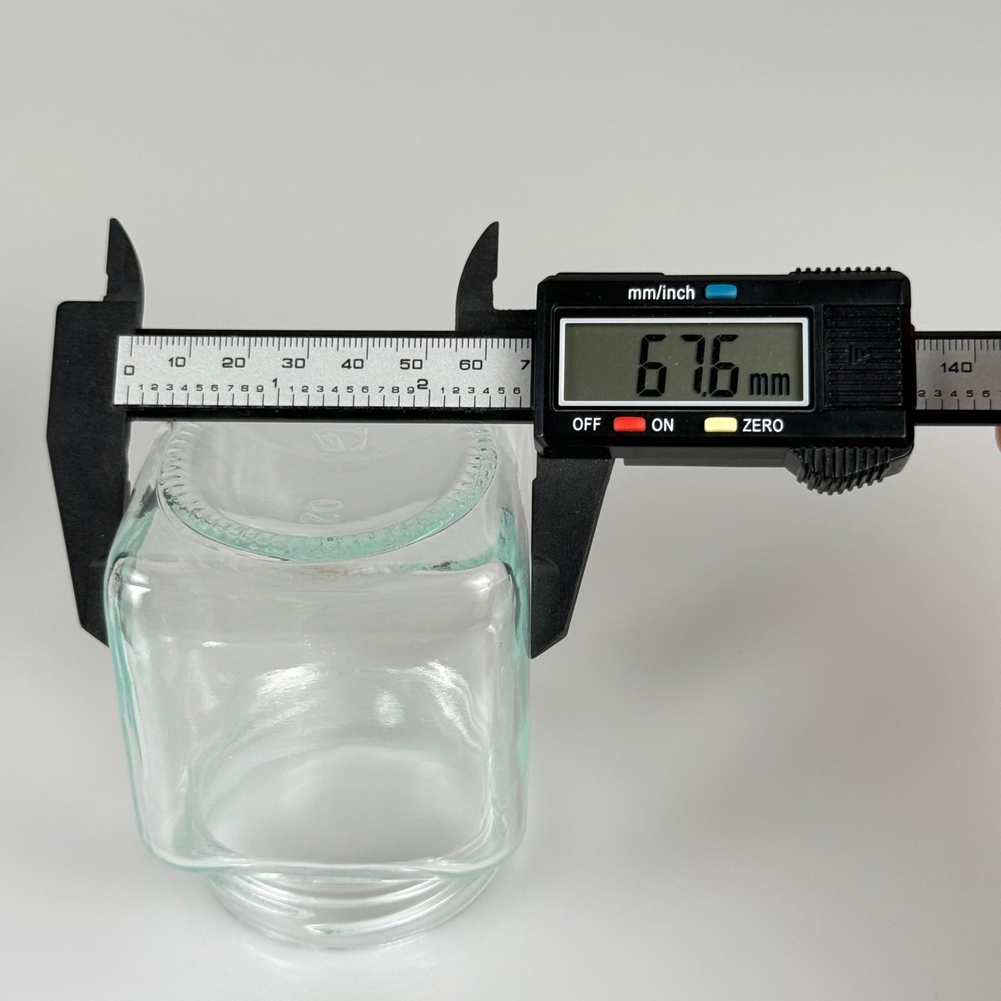 250 CC CAM KARE KAVANOZ + BEYAZ METAL KAPAKLI + KENDİNDEN YAPIŞKANLI KÖPÜK CONTALI TAKIM - 250 ML KÖŞELİ KAVANOZ