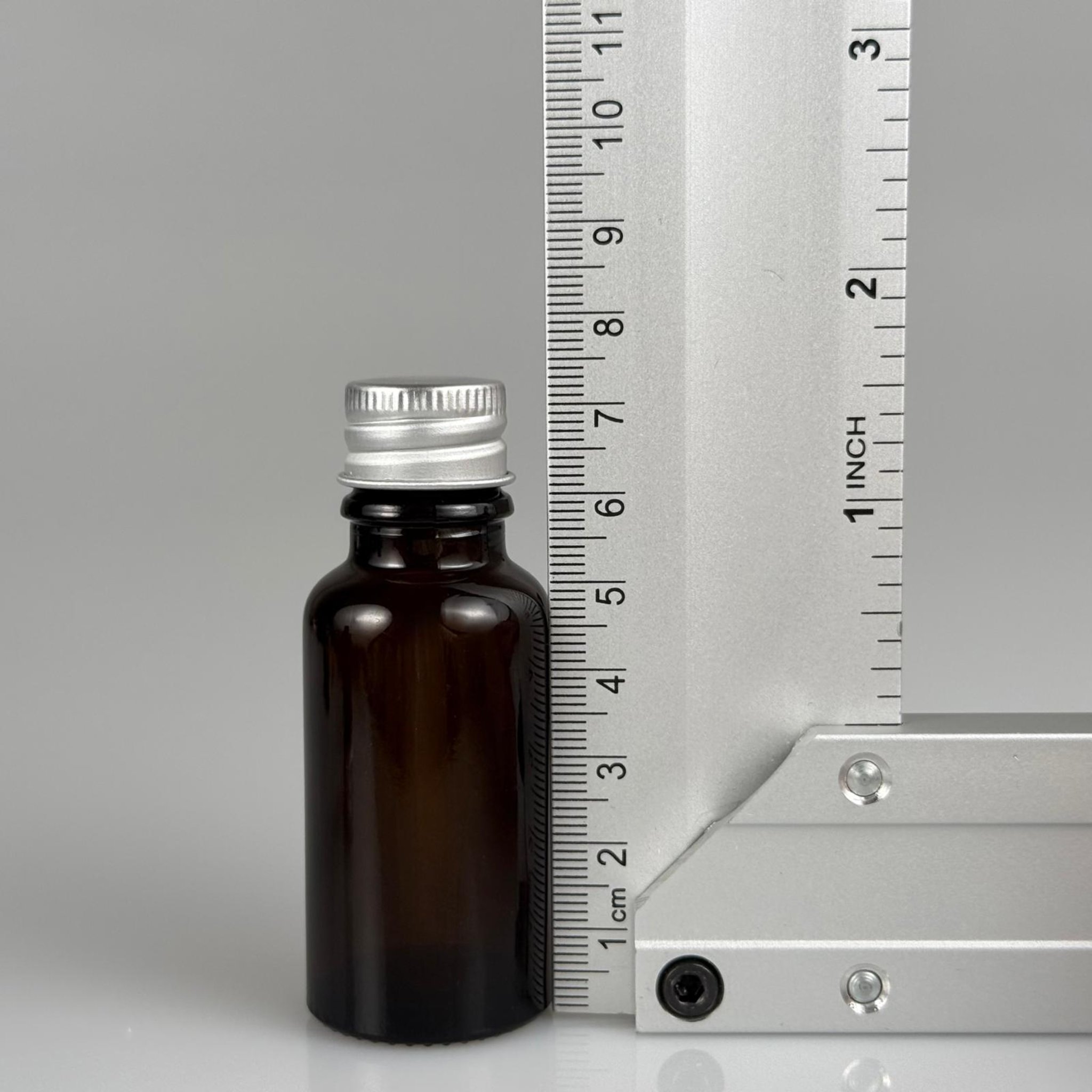 20 CC AMBER CAM ŞİŞE + KÖPÜK CONTALI GÜMÜŞ ALÜMİNYUM METAL KAPAKLI + DAMLALIKLI KOLONYA TIPALI TAKIM - 20 ML KAHVERENGİ CAM ŞİŞE