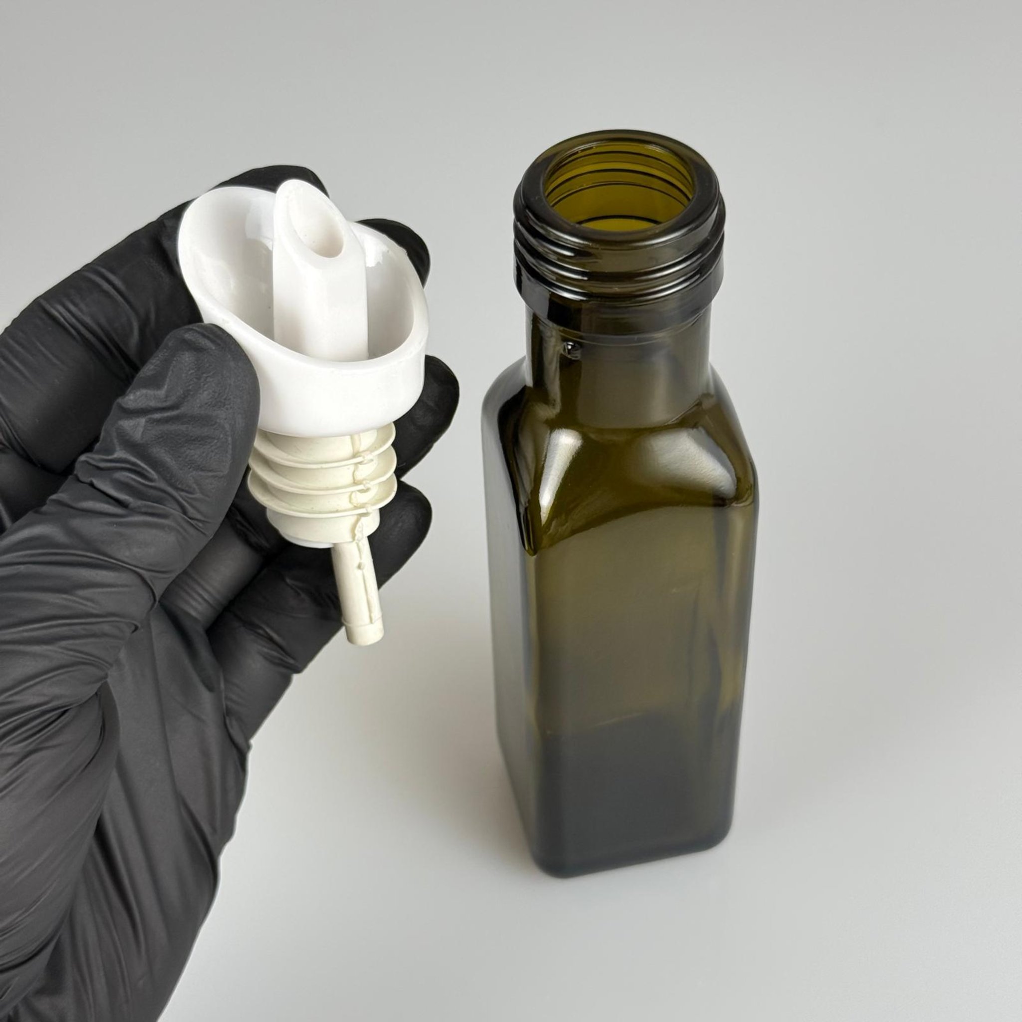 100 CC MARASKA CAM ŞİŞE KOYU YEŞİL (31 MM AĞIZ) - AKITICI BEYAZ YAĞDANLIK TIPALI - 100 ML KÖŞELİ KARE MARASCA YAĞ VE SOS ŞİŞELERİ