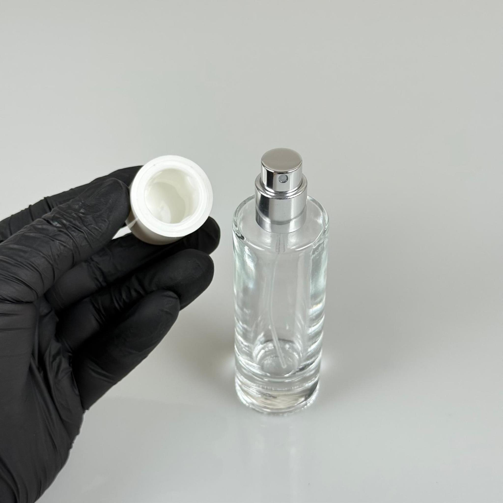30 ML SİLİNDİR UZUN MODEL PARFÜM ŞİŞESİ - GÜMÜŞ METAL SPREYLİ + BEYAZ PLASTİK KAPAKLI (AĞIZ 15 MM GEÇME KOLAY KAPAMA)