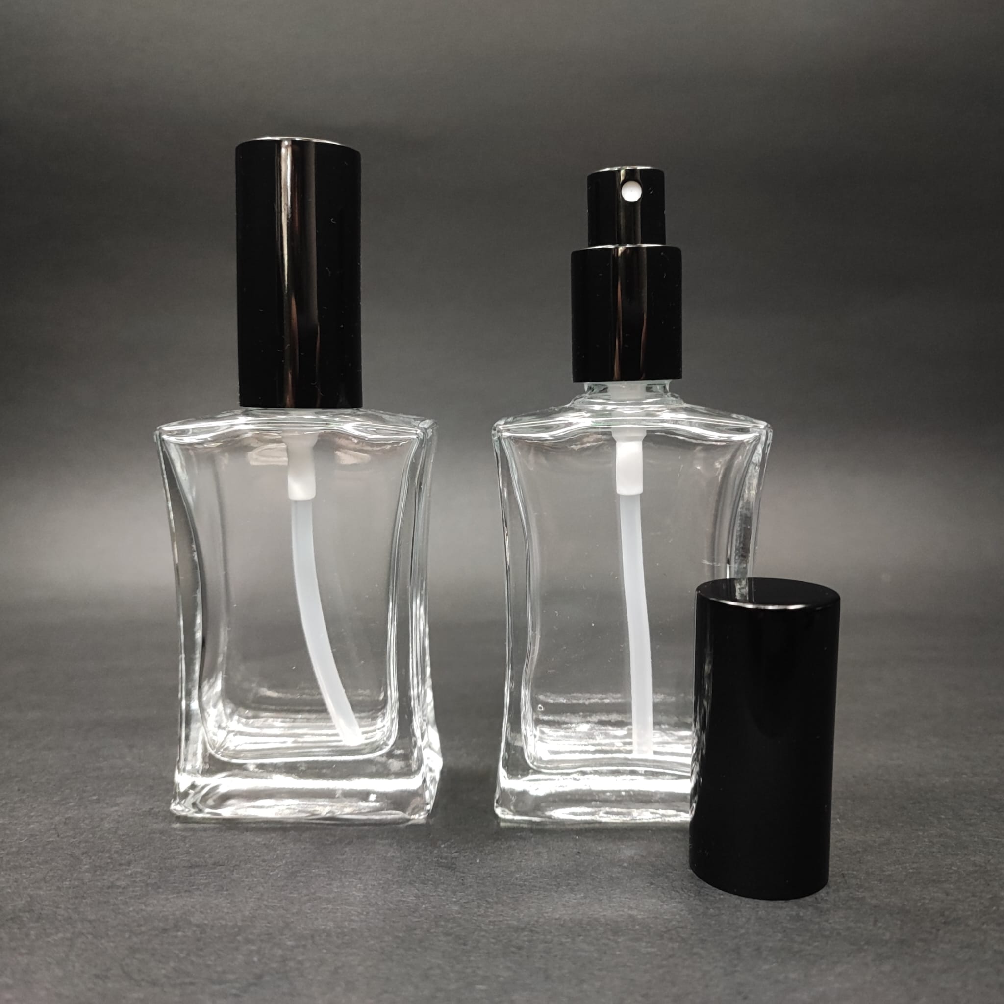 50 ML LÜKS VİDALI VALF ÇEVİRME PARFÜM ŞİŞELERİ - 50 CC KÖŞELİ DİKDÖRTGEN CAM ŞİŞE - SİYAH METAL SPREYLİ KAPAKLI SET