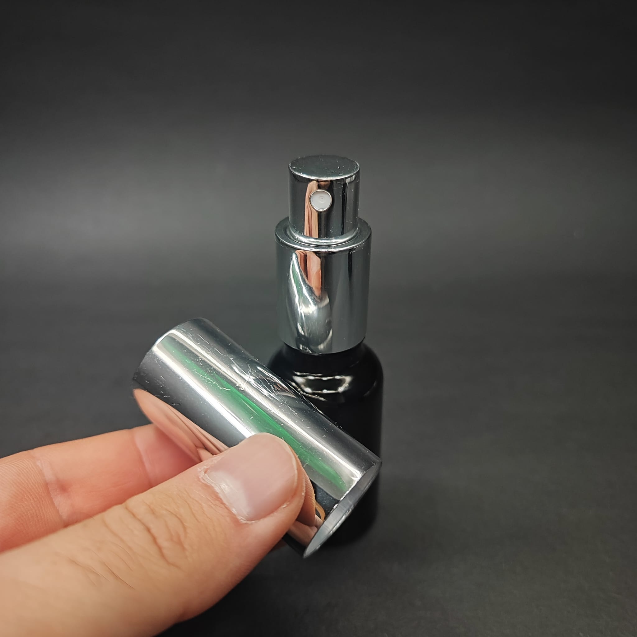 20 ML LÜKS VİDALI VALF ÇEVİRME PARFÜM ŞİŞELERİ - 20 CC KOYU AMBER CAM ŞİŞE - GÜMÜŞ METAL SPREYLİ KAPAKLI SET