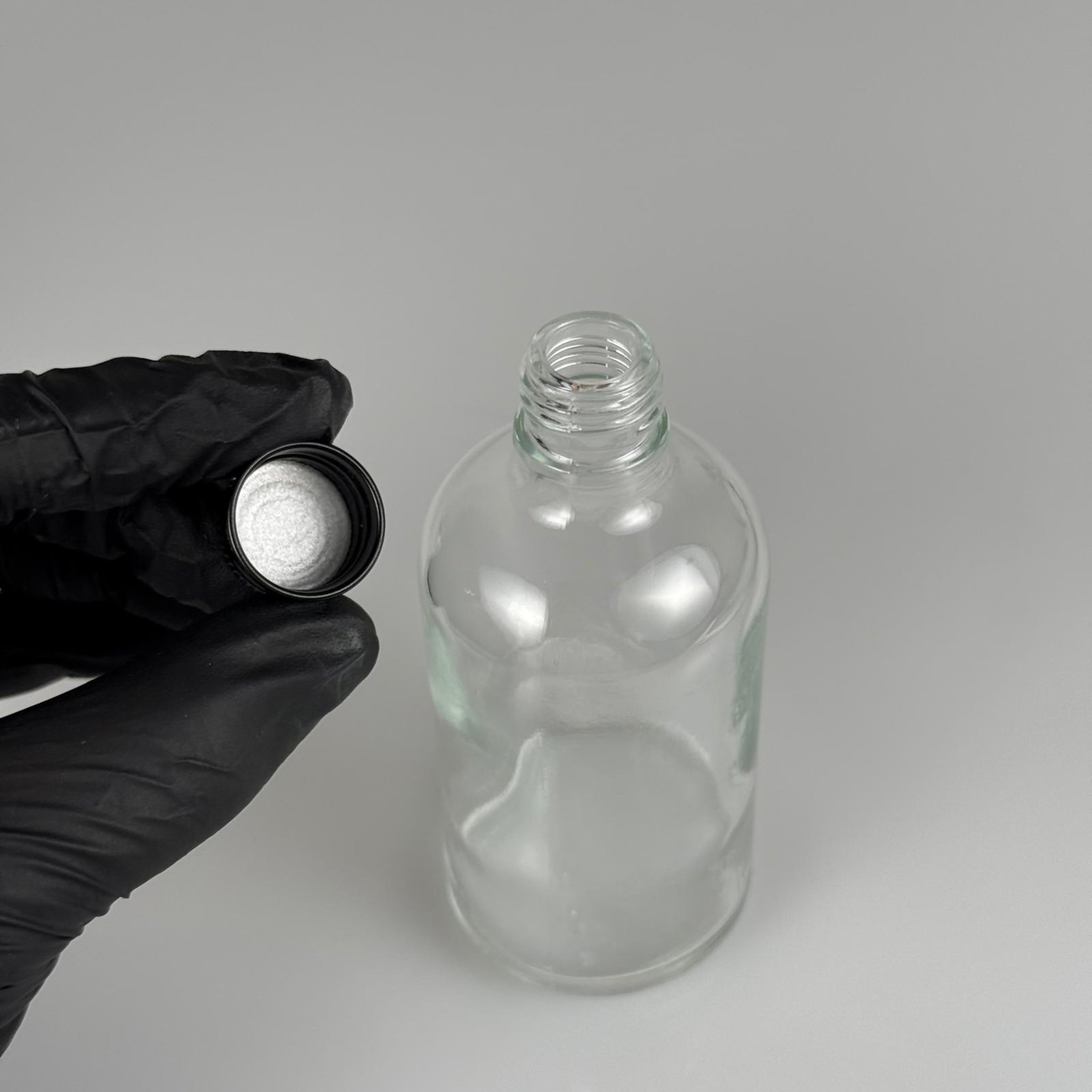 100 CC ŞEFFAF CAM ŞİŞE + KÖPÜK CONTALI SİYAH ALÜMİNYUM METAL KAPAKLI TAKIM - 100 ML ŞEFFAF CAM ŞİŞE