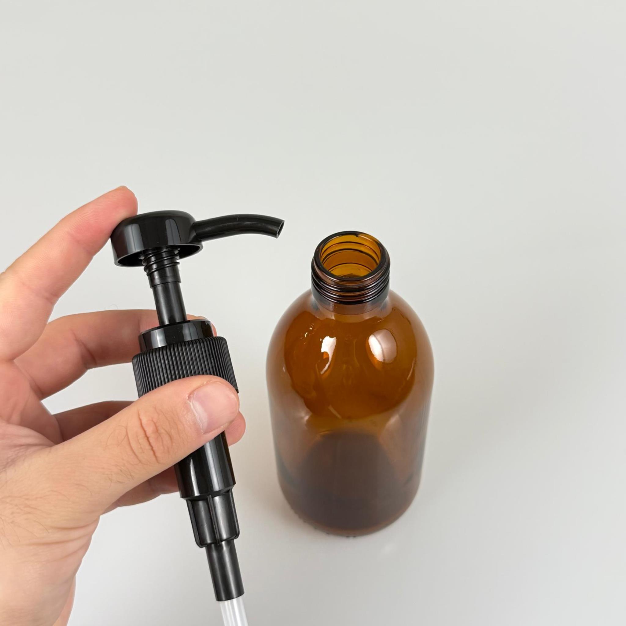 300 CC CAM AMBER KAHVERENGİ MODEL ŞİŞE - SİYAH DOZAJ POMPALI (HER BASMADA 4 CC SIVI ATAR) - 300 ML POMPALI ŞİŞE - ŞURUP, ŞAMPUAN, KREM GİBİ YOĞUN KIVAMLI SIVILARDA KULLANILIR