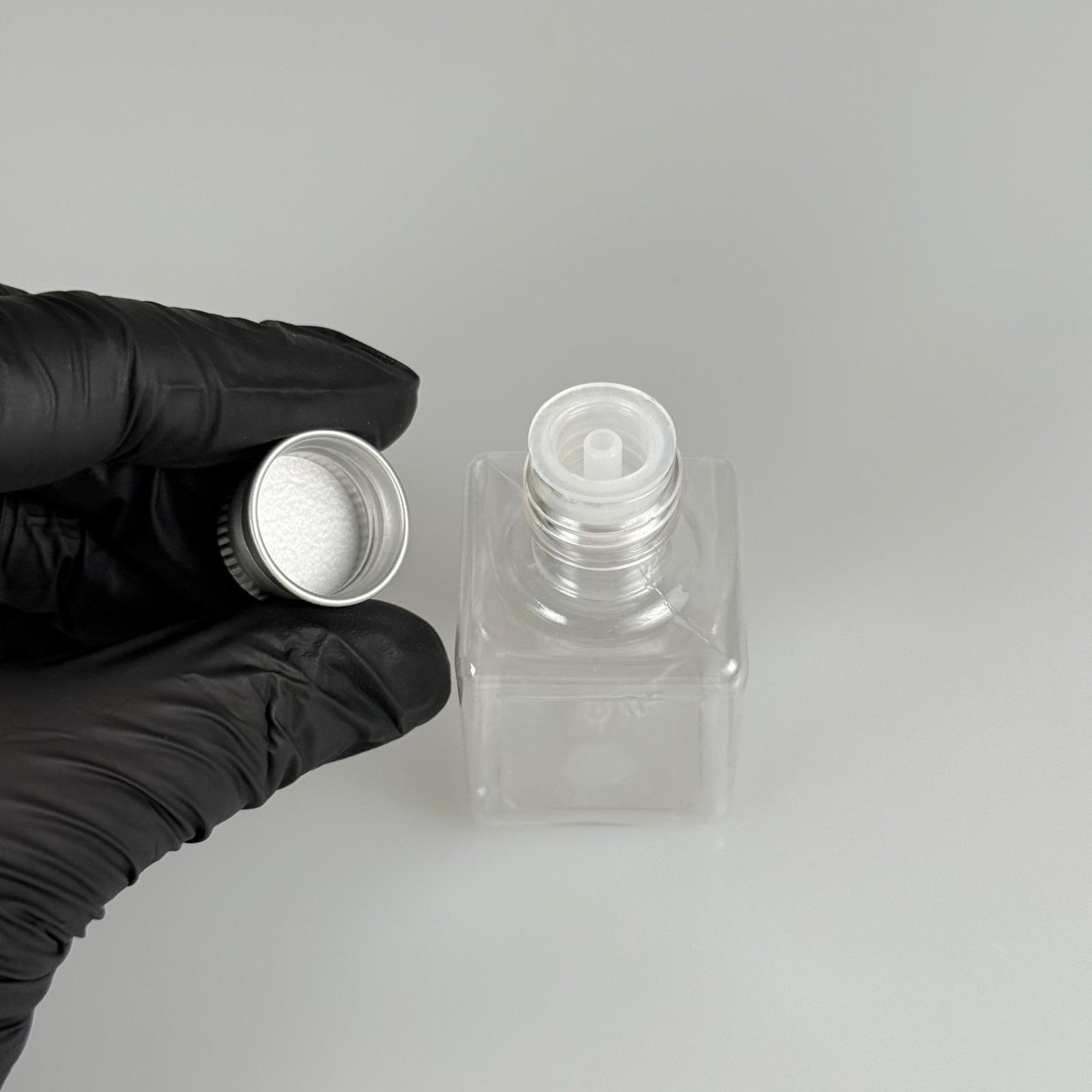 35 CC ŞEFFAF KARE PET ŞİŞE - KÖPÜK CONTALI GÜMÜŞ ALÜMİNYUM METAL KAPAKLI + DAMLALIKLI KOLONYA TIPALI TAKIM - 35 ML ŞEFFAF KARE PET ŞİŞE