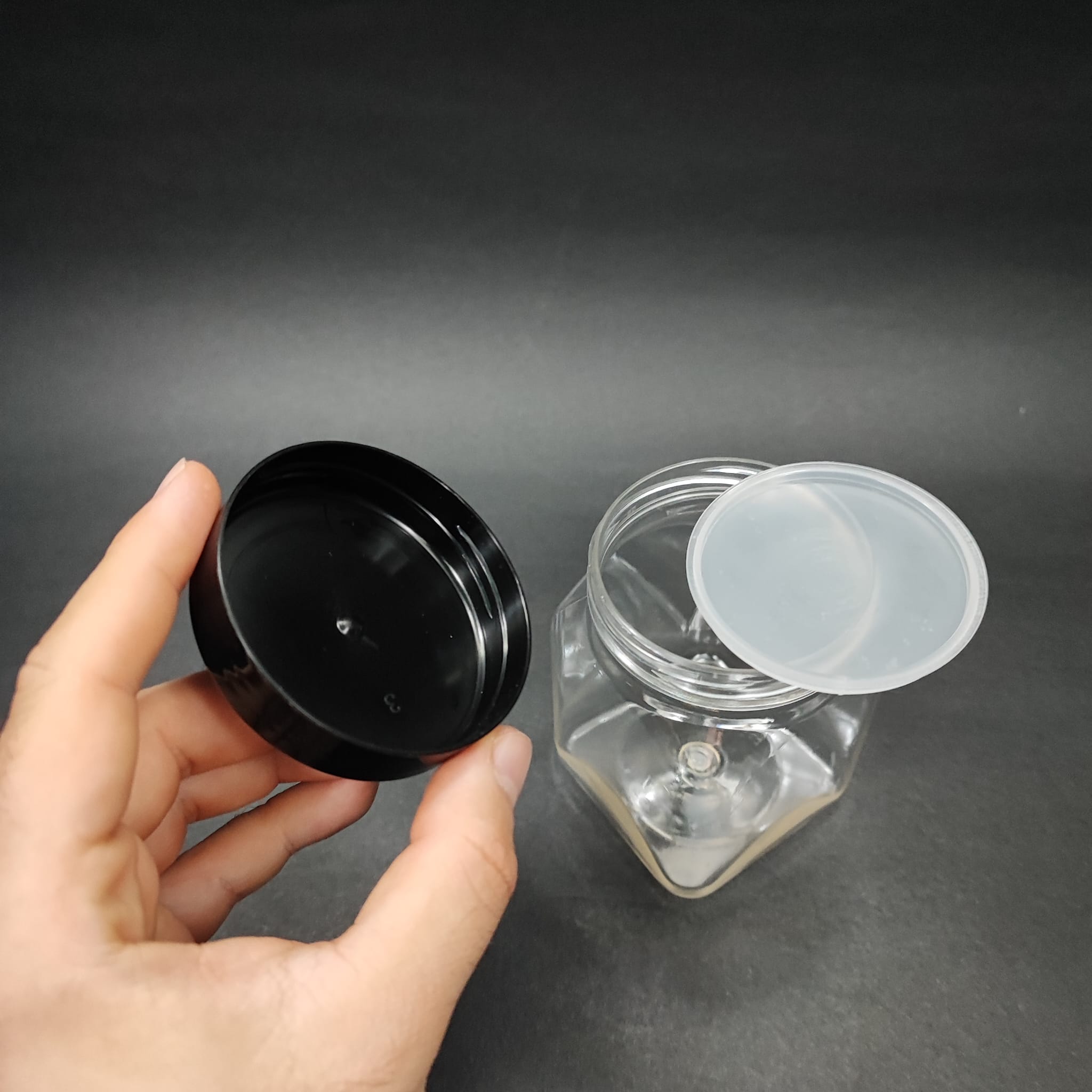 250 CC KARE PET KAVANOZ - SİYAH KAPAKLI - İÇ TIPALI - 250 ML PLASTİK KREM KAVANOZU