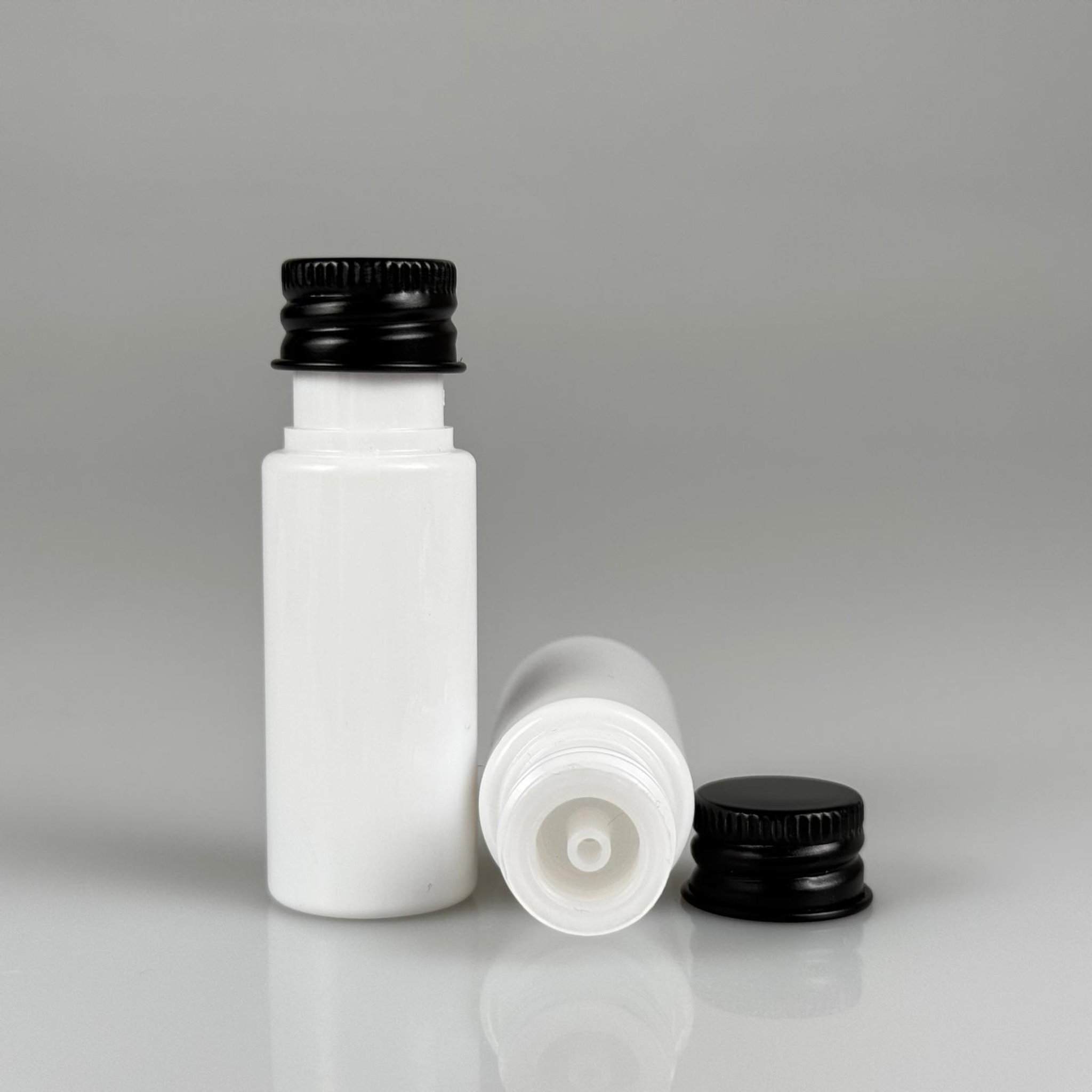 15 CC BEYAZ SİLİNDİR PET ŞİŞE + KÖPÜK CONTALI SİYAH ALÜMİNYUM METAL KAPAKLI + DAMLALIKLI KOLONYA TIPALI TAKIML - 15 ML BEYAZ PET ŞİŞE